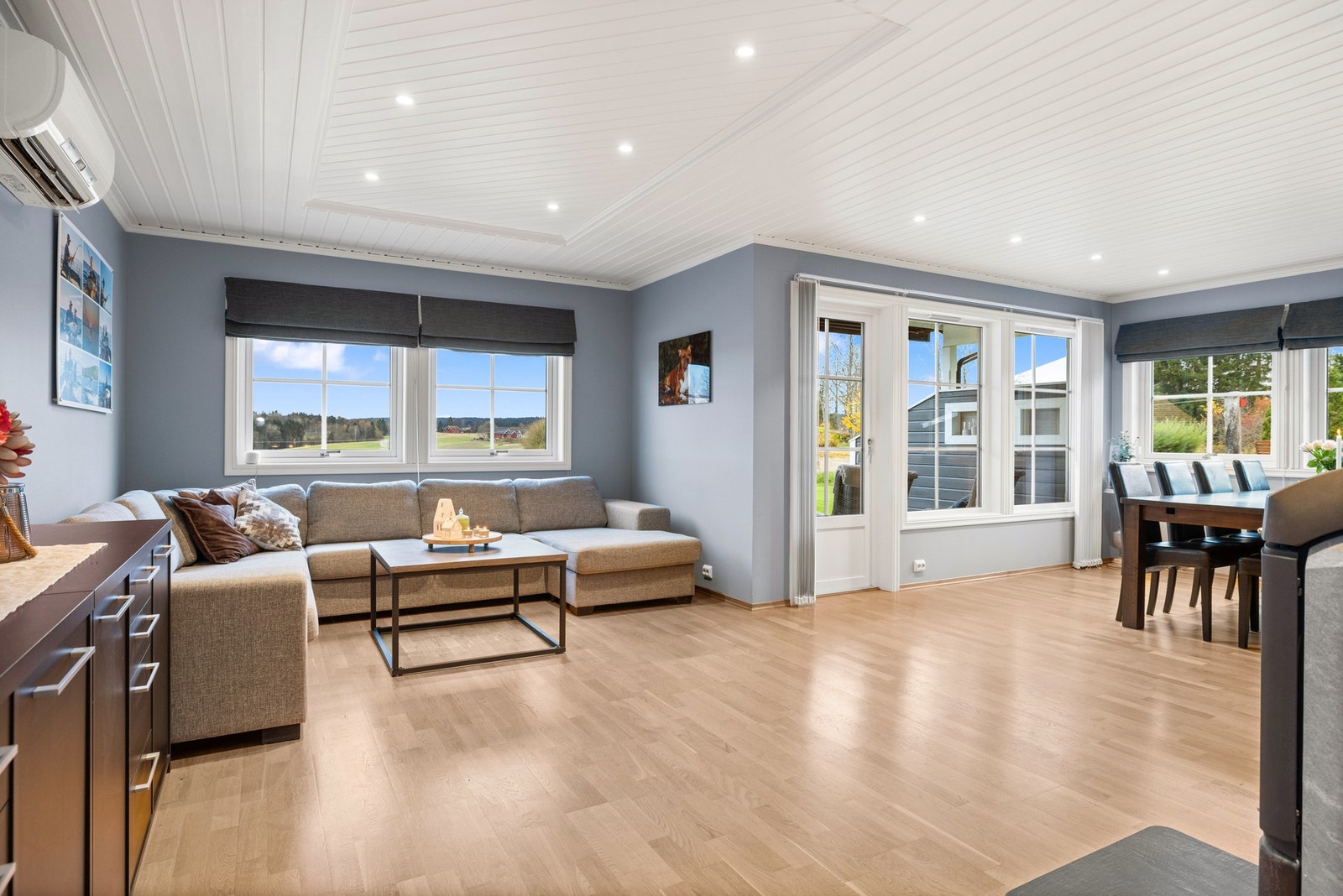 Fra stuen kan du går ut til en stor solrik terrasse og nyte utsikten Galleribilde