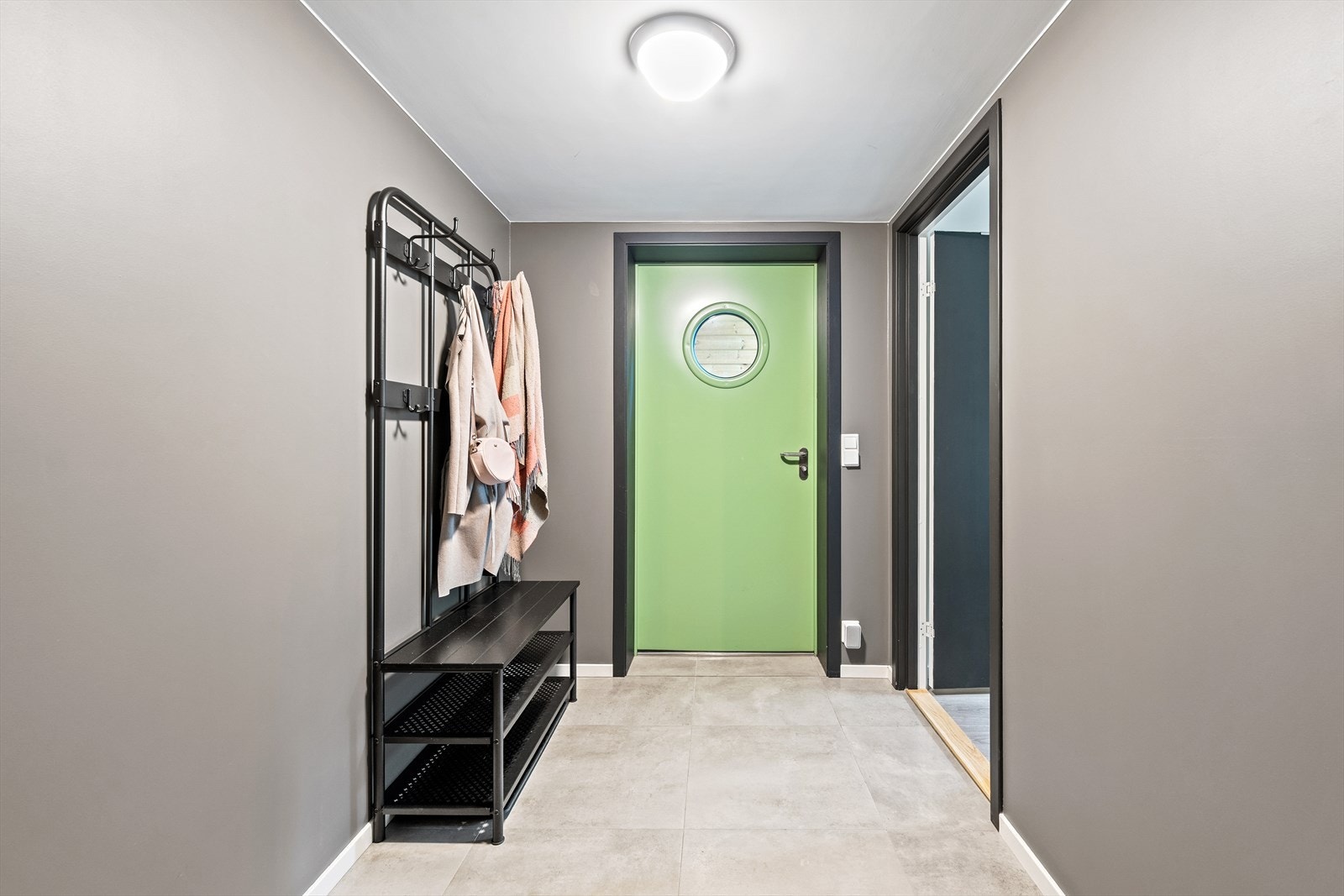 Gangen gir plass til kommode, skohylle og knaggrekke. Galleribilde