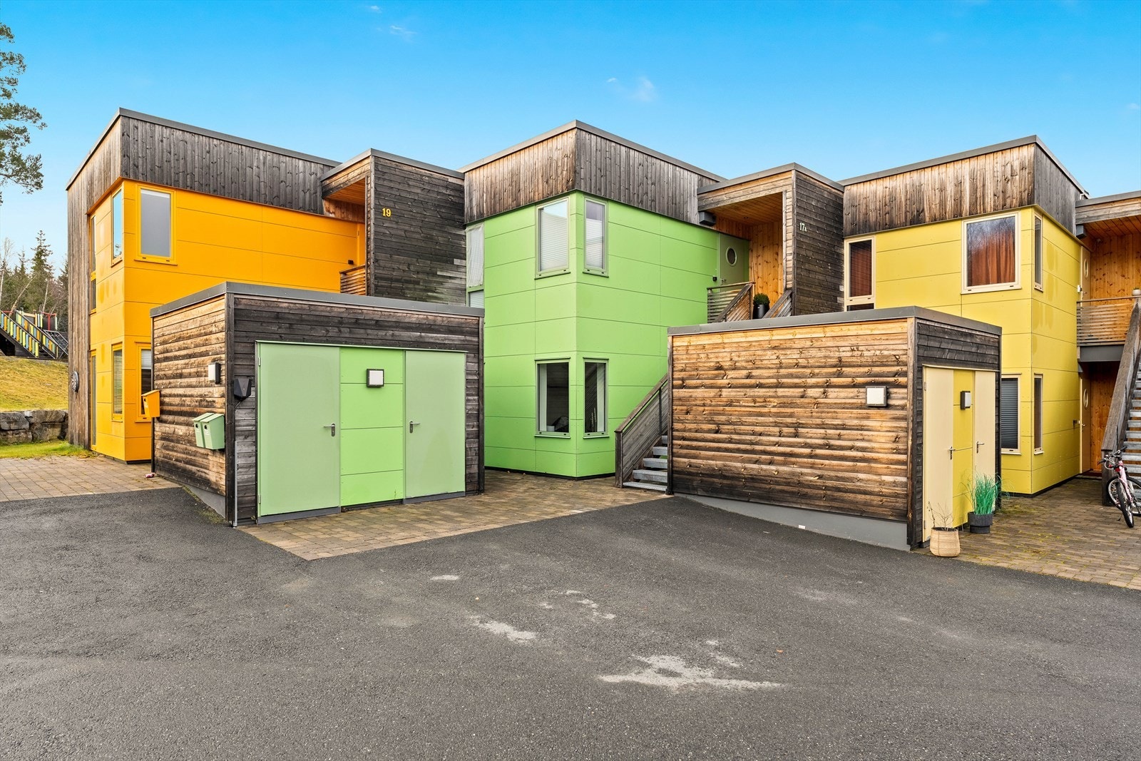 Boligen har tilhørende utvendig bod for ekstra oppbevaring. Galleribilde