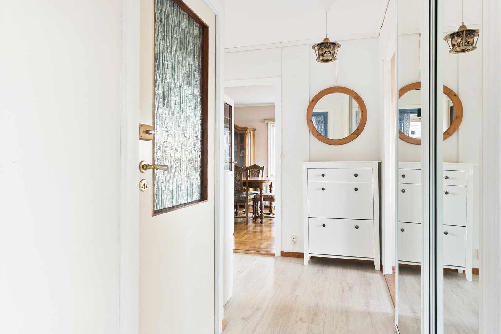 Velkommen inn! Vi starter i 1.etasje, det første som møter deg er en romslig gang med muligheter for oppbevaring av yttertøy. Galleribilde