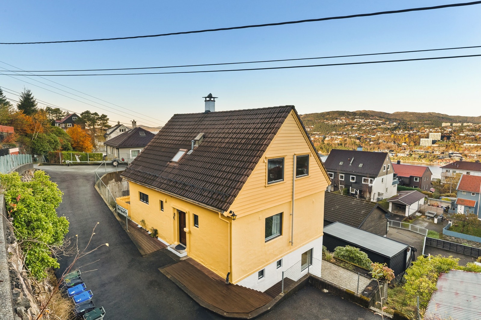 Boligen ligger fint til i Furulien og har nydelig utsikt. Galleribilde