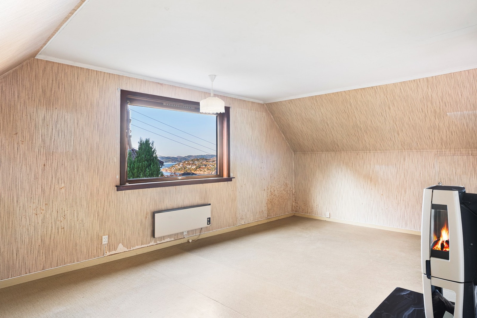 Flott utsikt fra stuevinduet danner grunnlaget for det som kan bli en flott stue. Galleribilde