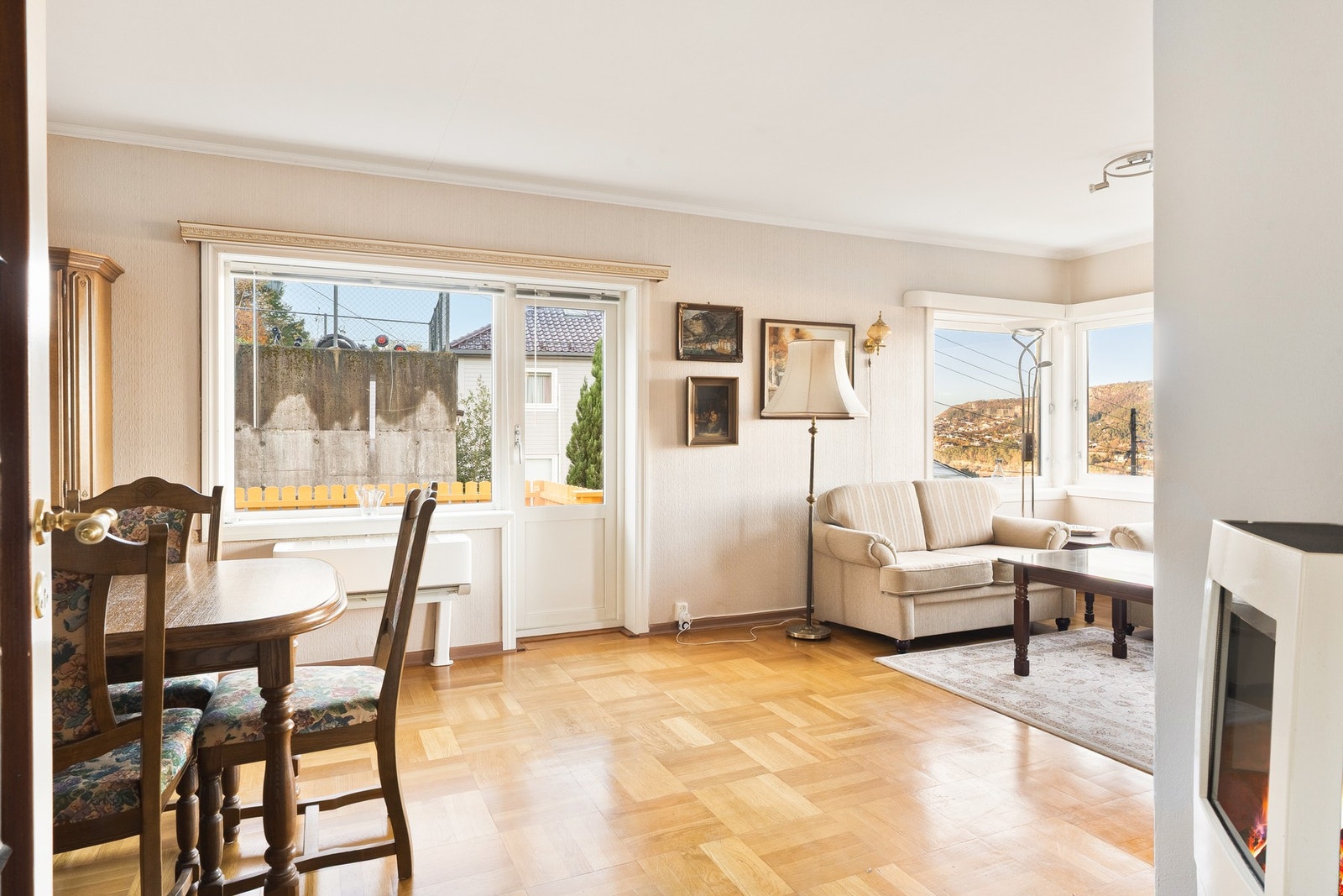 Fra stuen er det utgang til terrasse, en herlig plass for å nyte flotte dager. Galleribilde