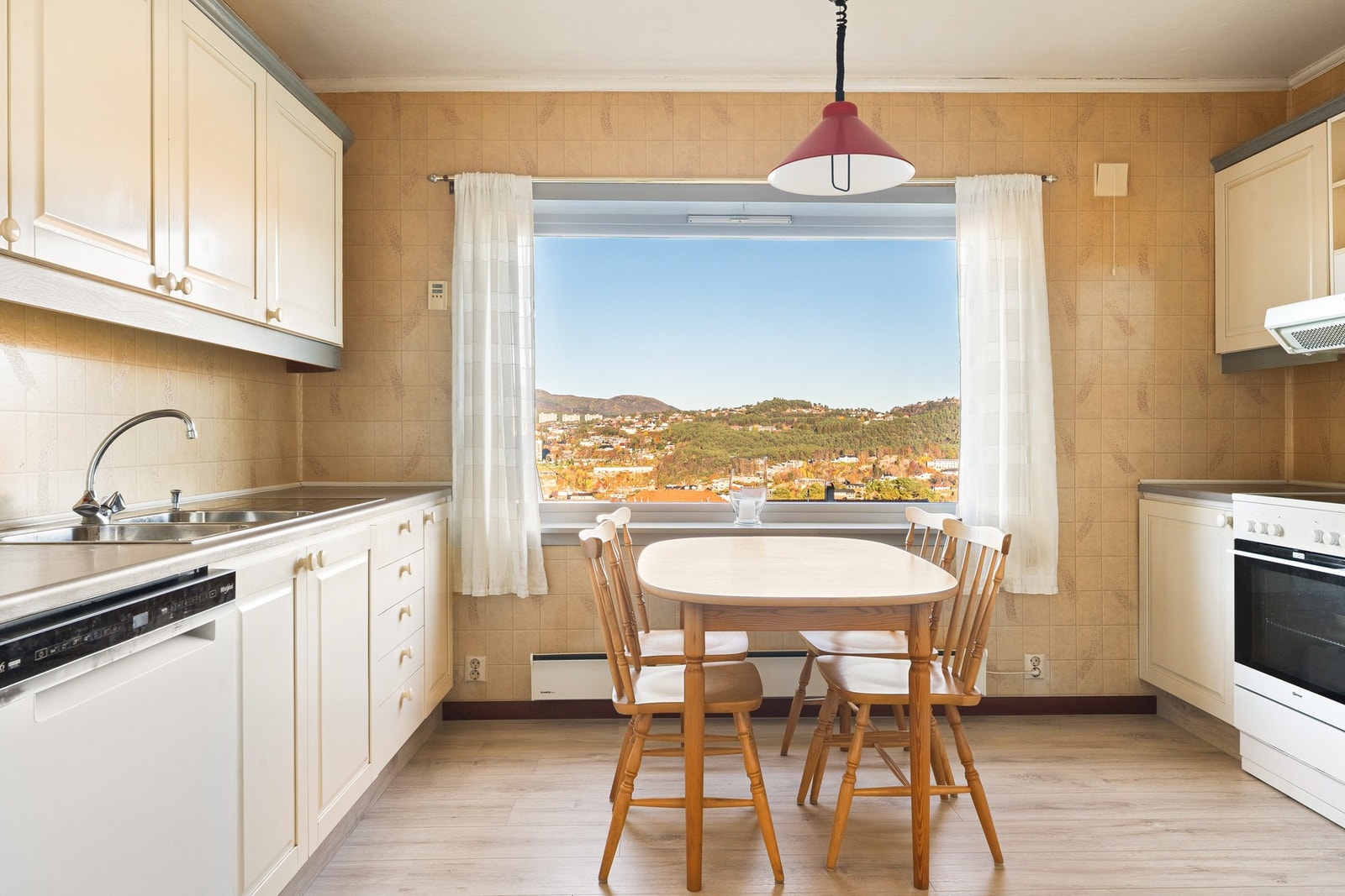 Kjøkkenet er stort og har plass til spisebord. Her kan du spise frokost med flott utsikt. Galleribilde