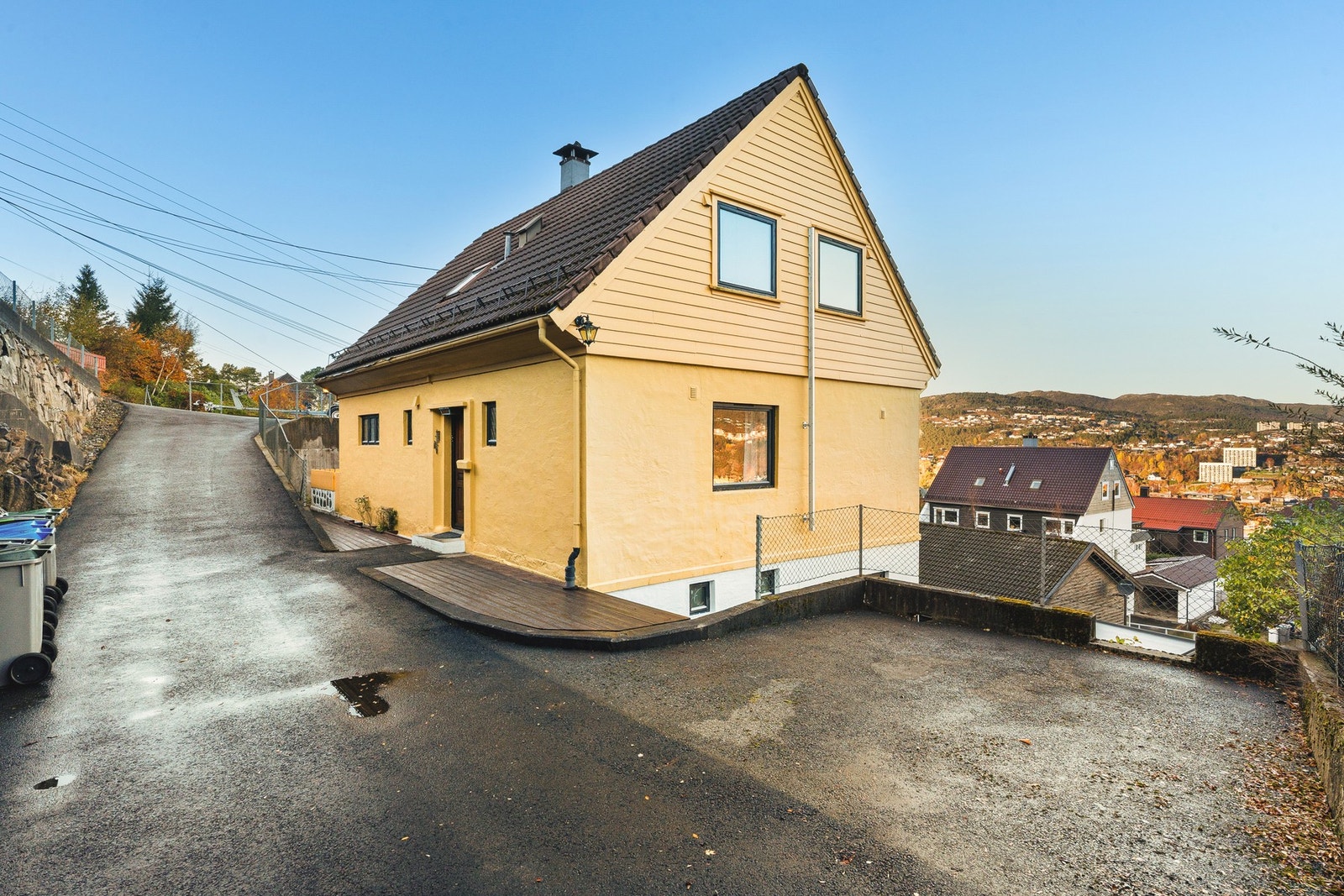 Det er god plass til parkering for flere biler på egen biloppstillingsplass på tomten. Galleribilde