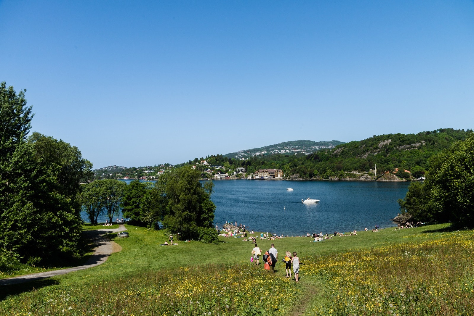 Ikke langt unna finner du Tømmervågen, en flott plass på fine sommersdager. Galleribilde