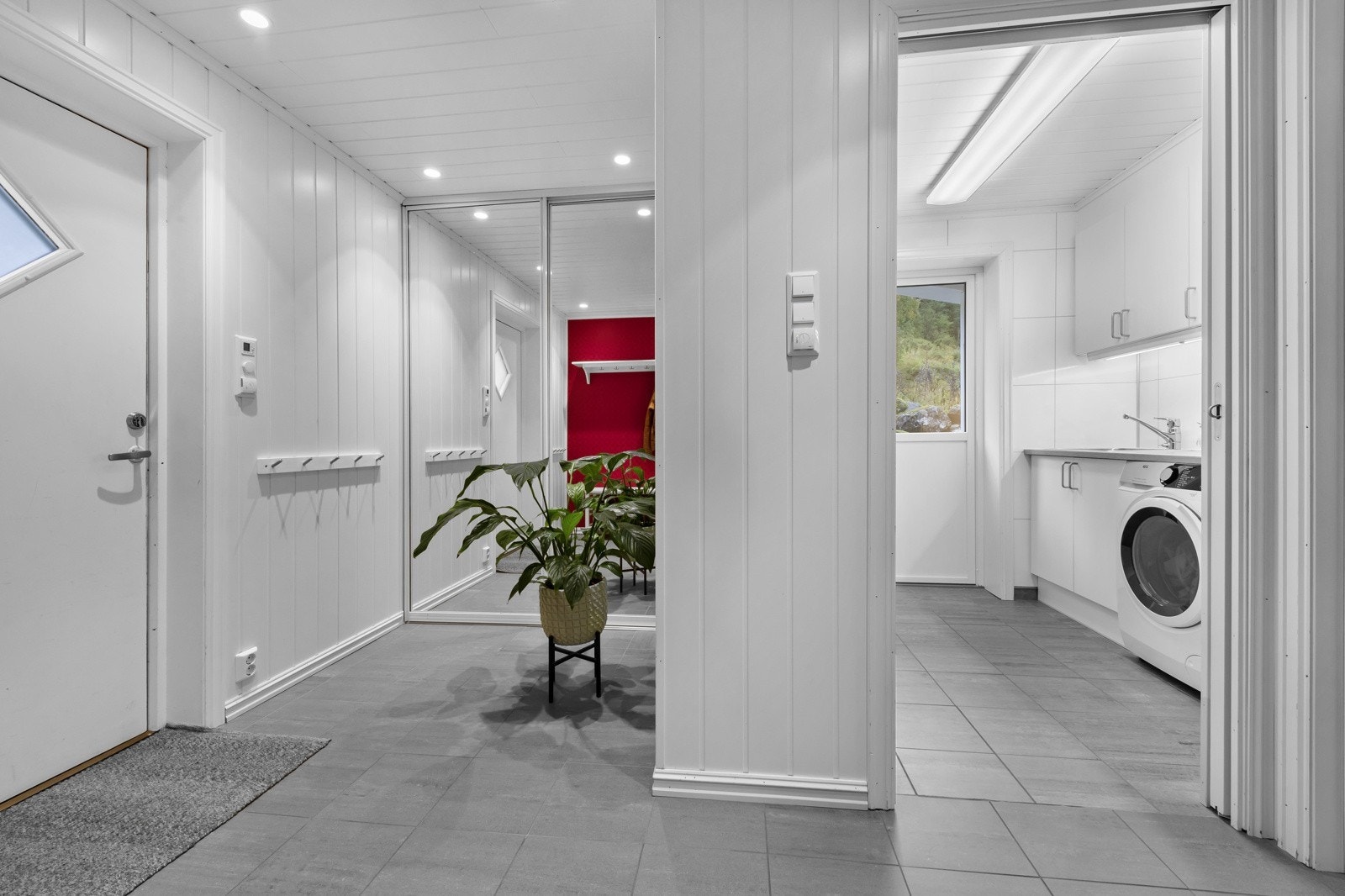 Her er det skyvedørsgarderobe og tilkomst til vaskerom Galleribilde