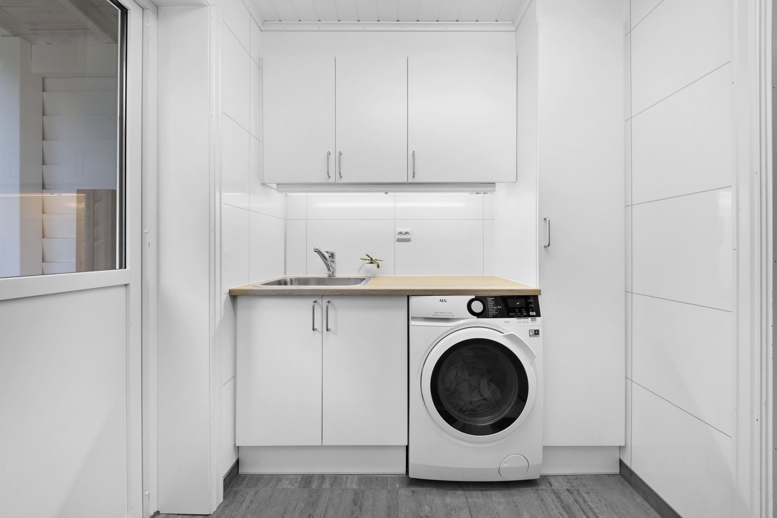 Lekkert vaskerom med eigen entrè Galleribilde