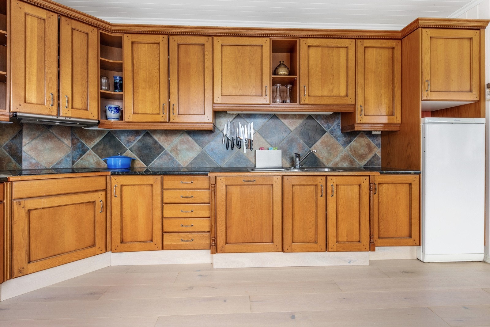 Her er mykje god benk- og skapplass Galleribilde