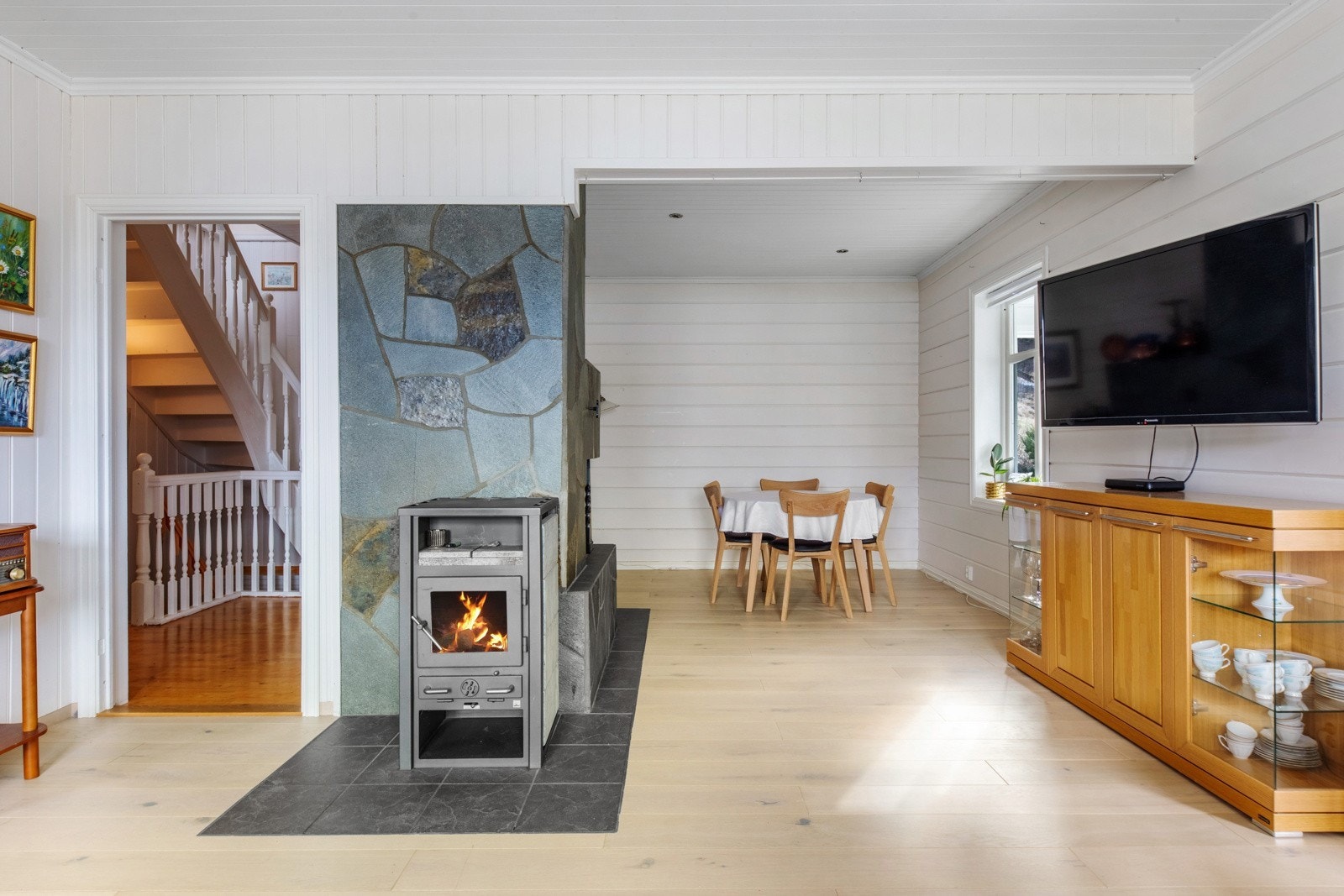 Stova er naturleg delt inn i soner for TV-krok og spiseplass Galleribilde