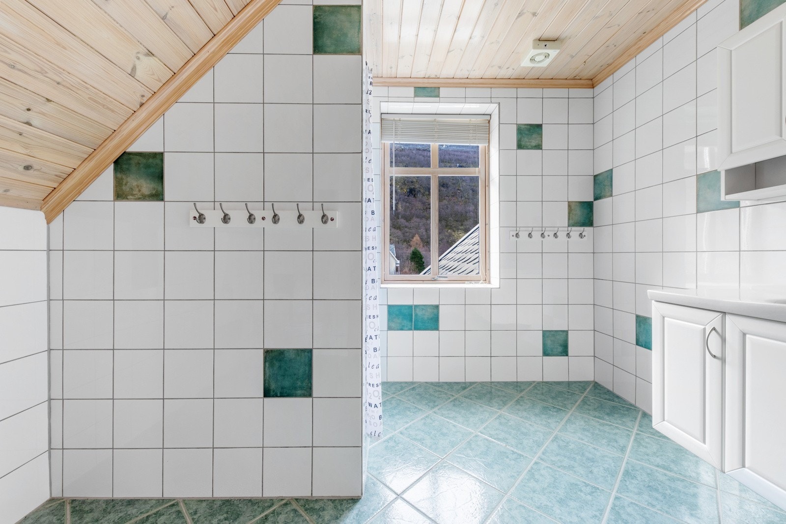 Badet har eiga dusjnisje Galleribilde