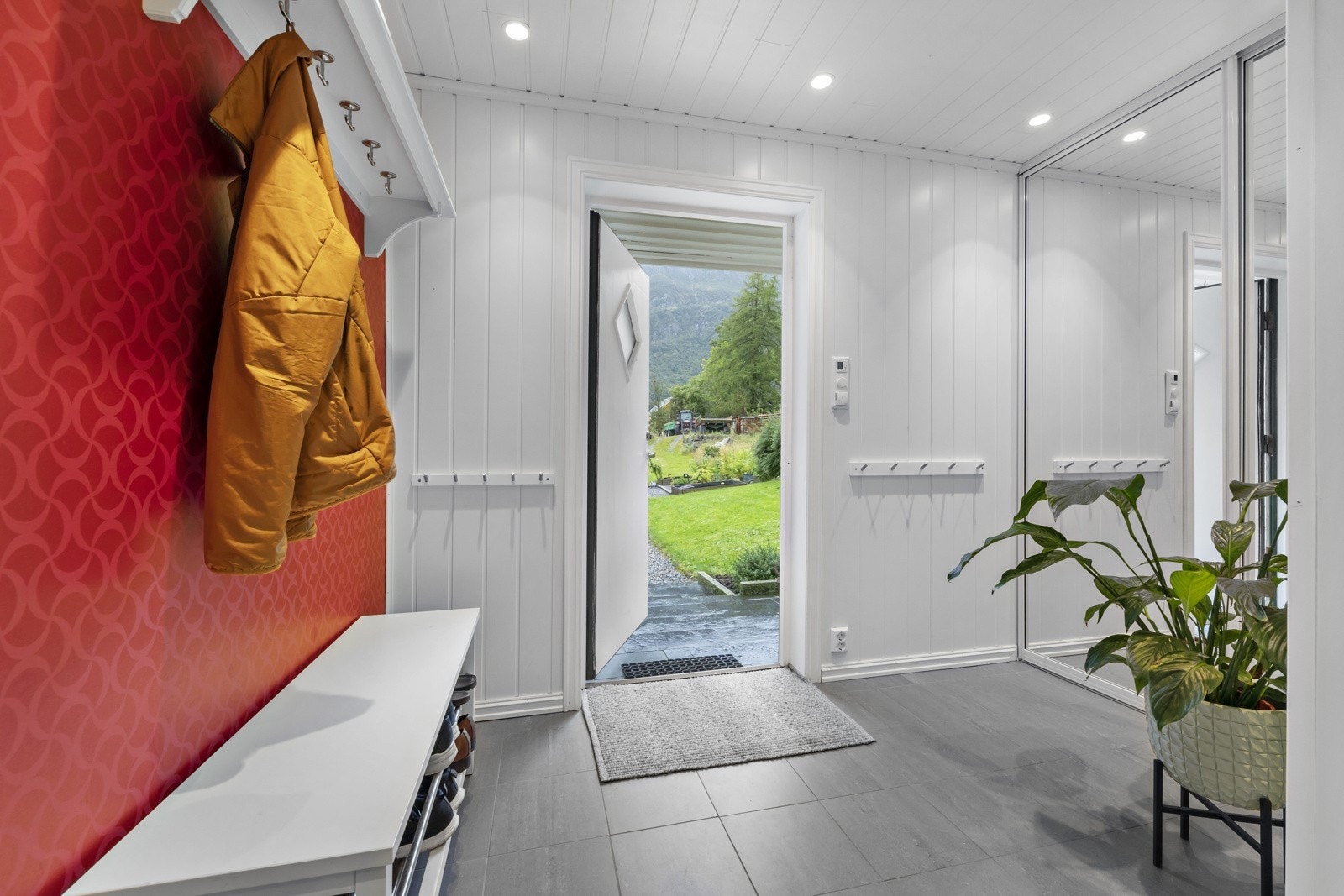 Velkommen inn! lyst og moderne inngangsparti Galleribilde