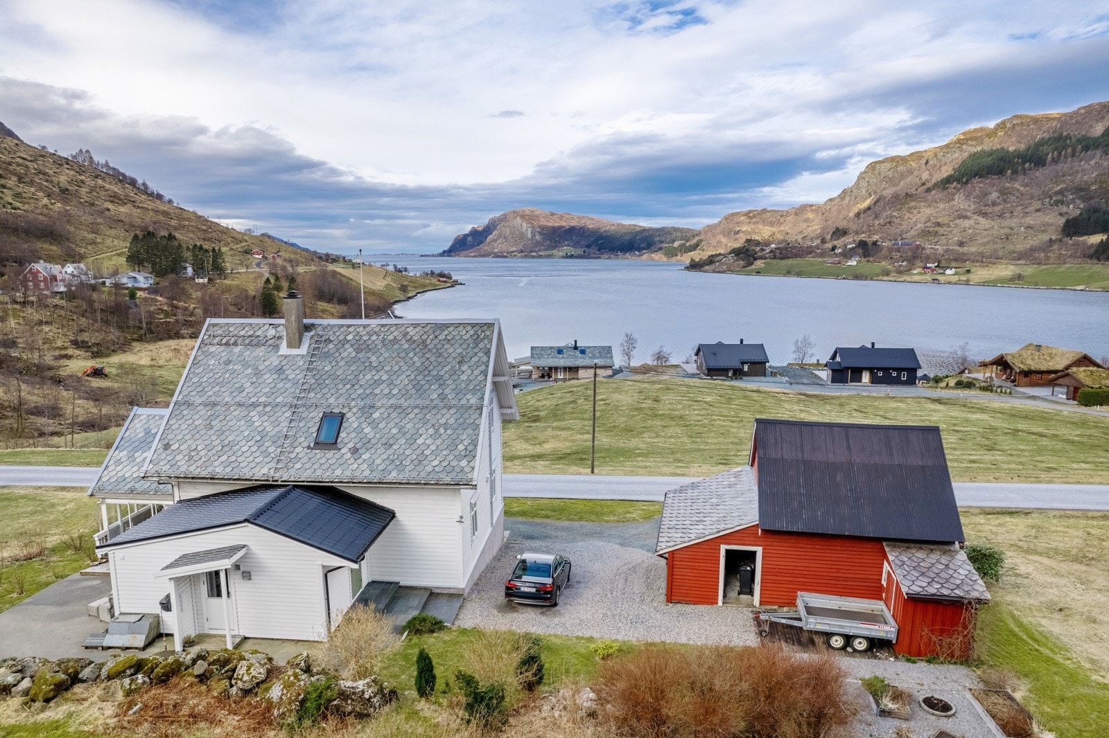 Bustaden har hagestove og uthus Galleribilde