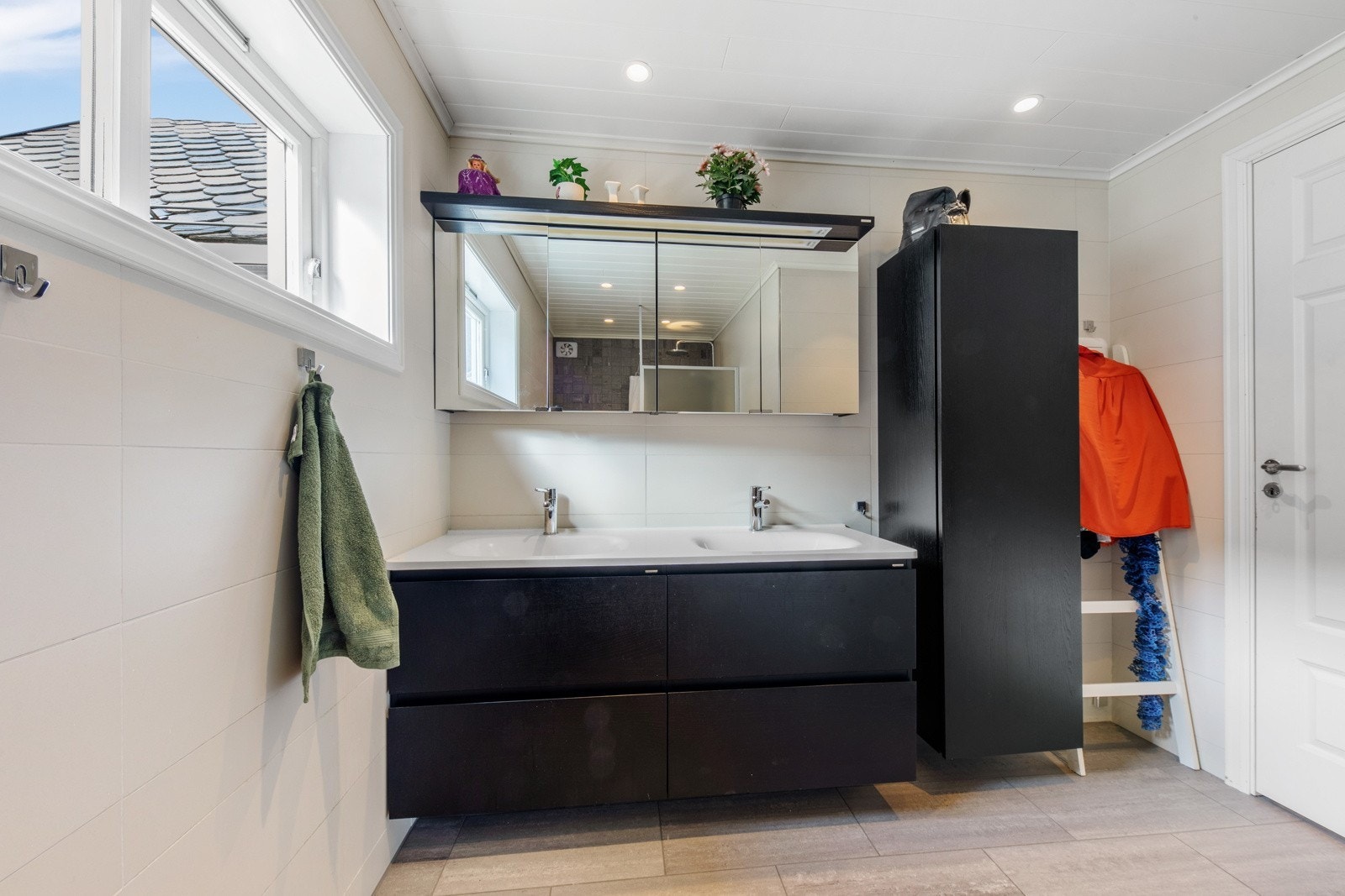 Bad i hovudetasjen med moderne flater Galleribilde