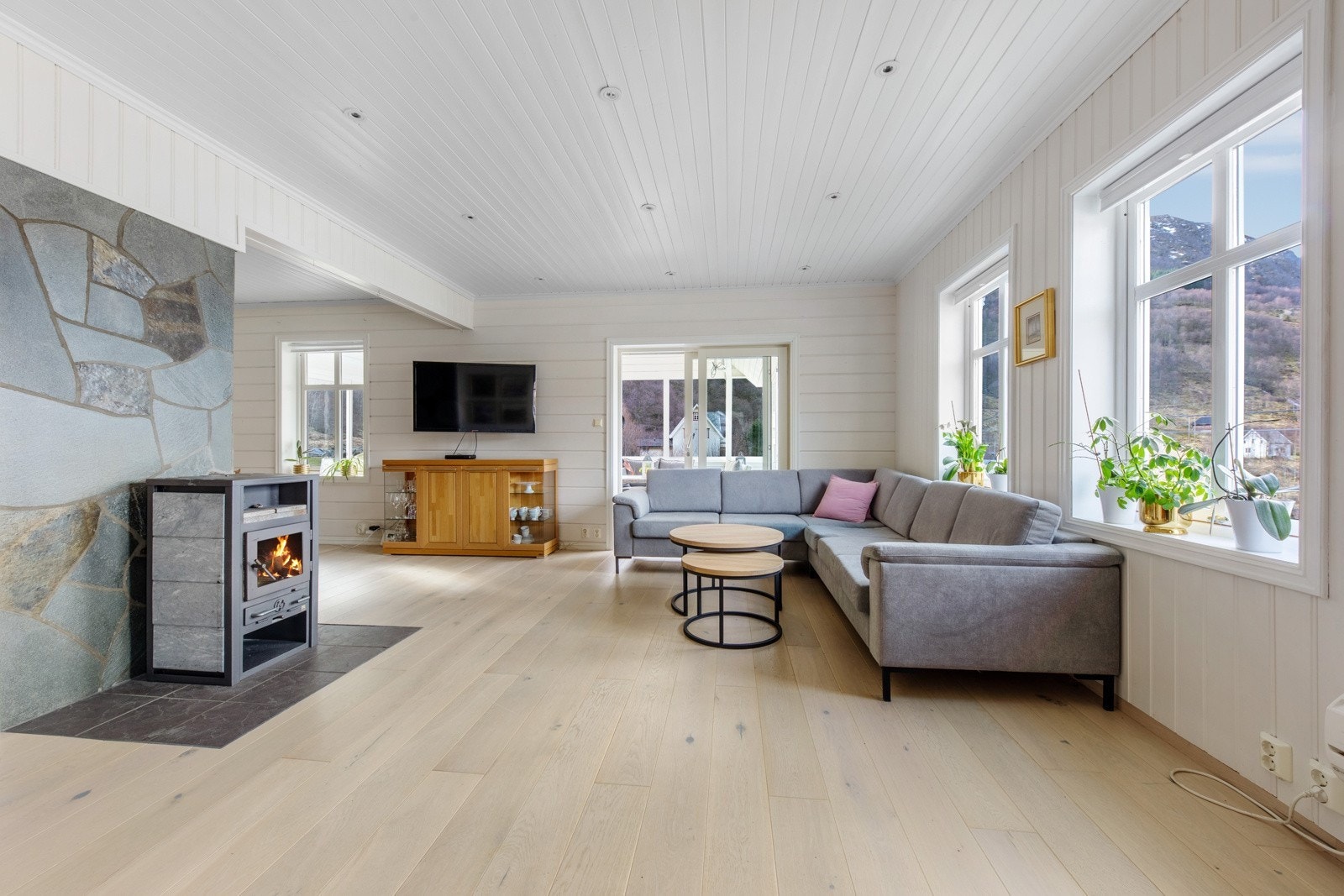 Lys og luftig stove med spottar i tak og 2 eldstader Galleribilde