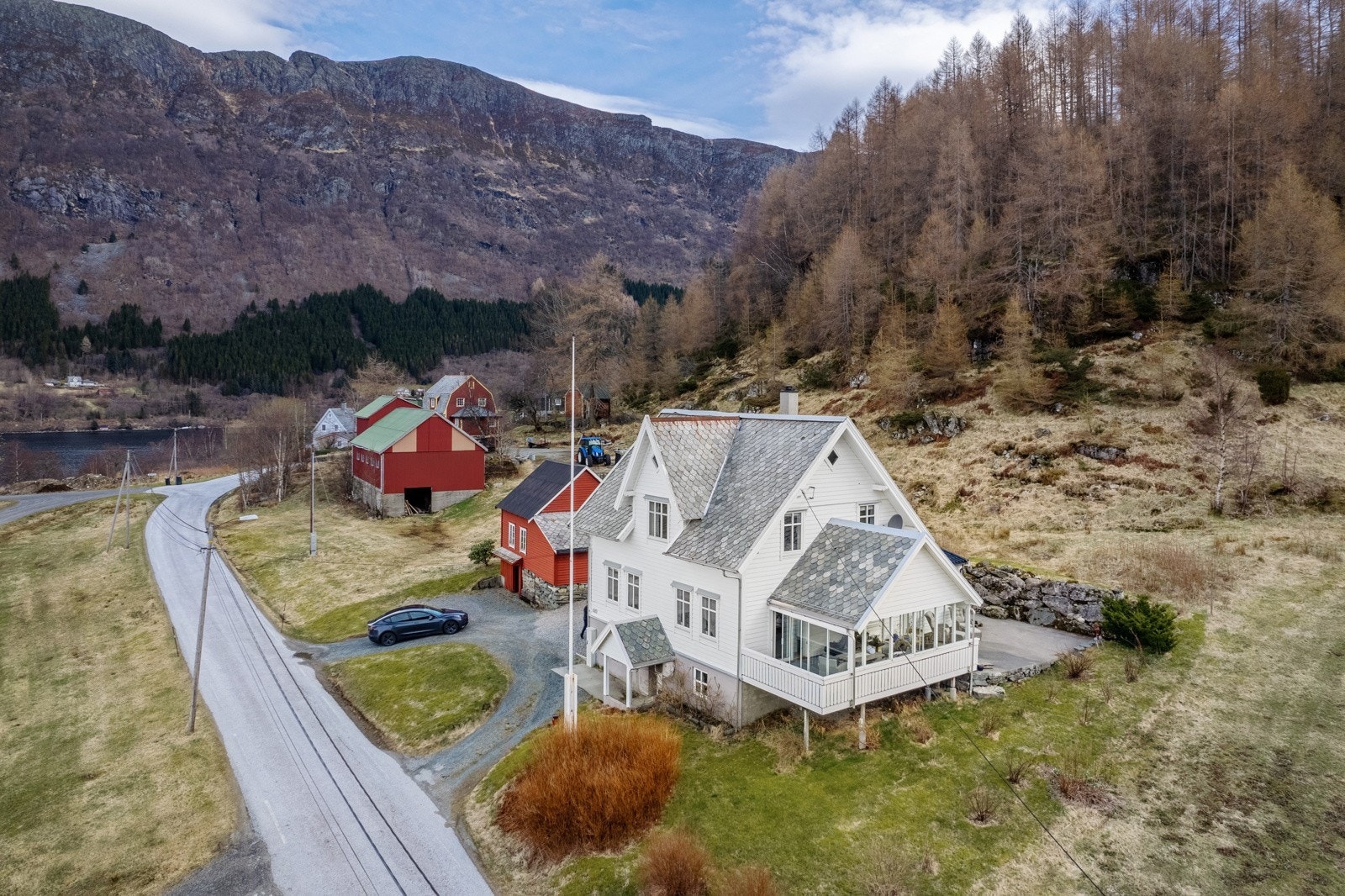 Eigedomen har enkel tilkomst frå hovudveg Galleribilde