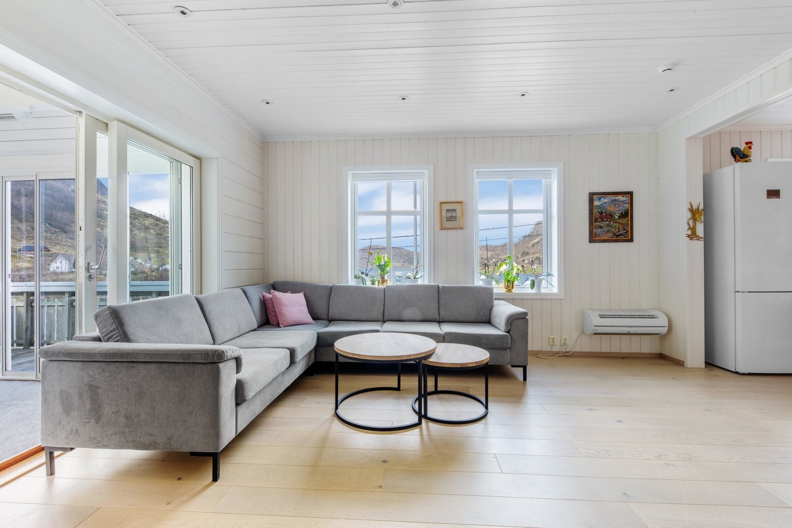 Stova har gode vindaugsflater med flott utsikt og tilkomst til hagestove Galleribilde