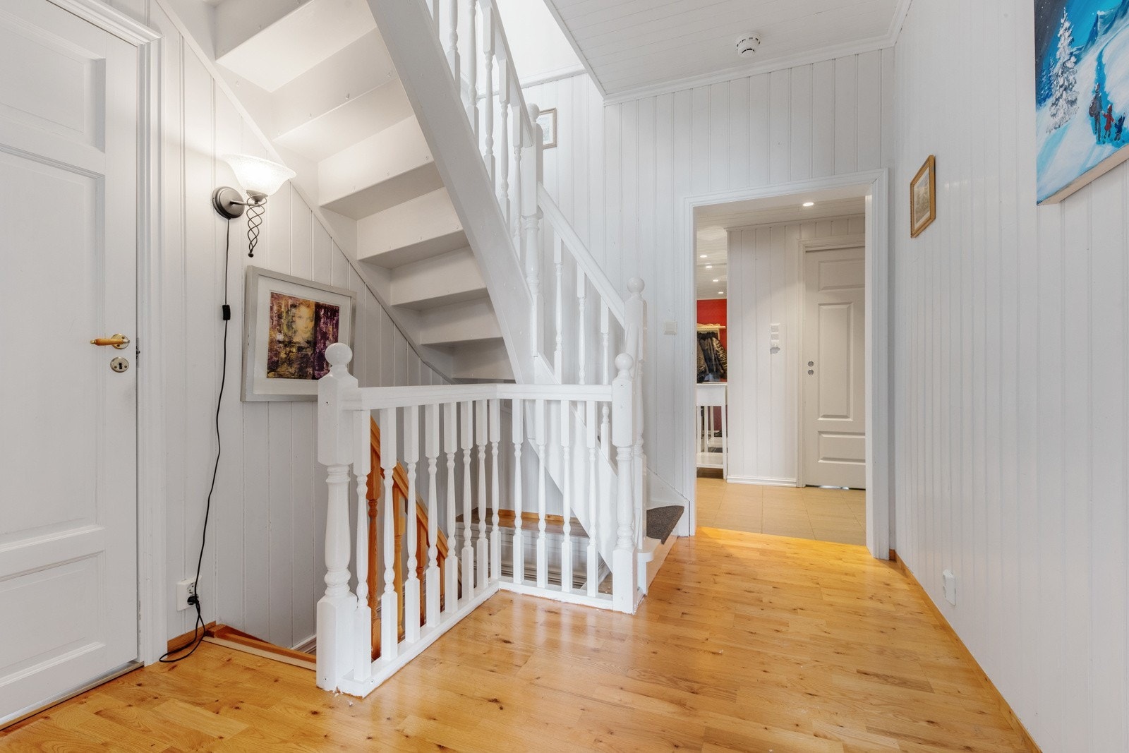 Gang med trapp til 2. etasje og kjellar Galleribilde