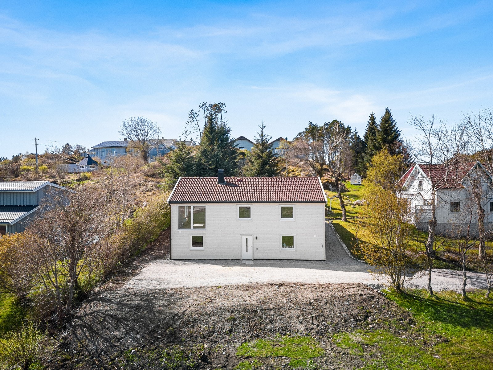 Boligen ligger på idylliske Ervika, med kort vei til sjøen og Sistranda Galleribilde