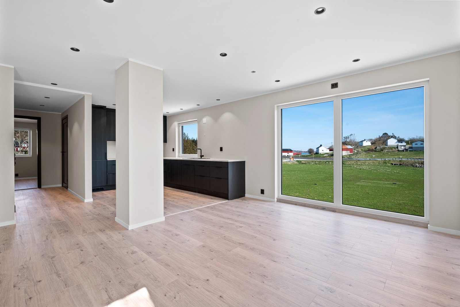 Stuen og kjøkkenet ligger i luftig, åpen løsning Galleribilde