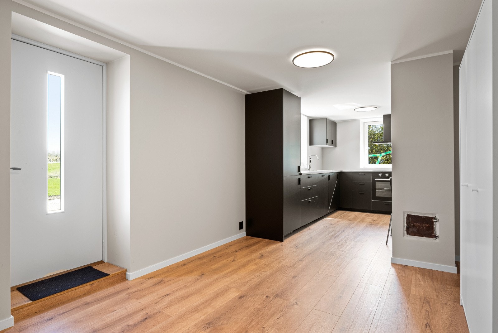 I underetasjen har eneboligen en stor leilighet på 70 kvm som kun har vært i bruk en kort stund Galleribilde