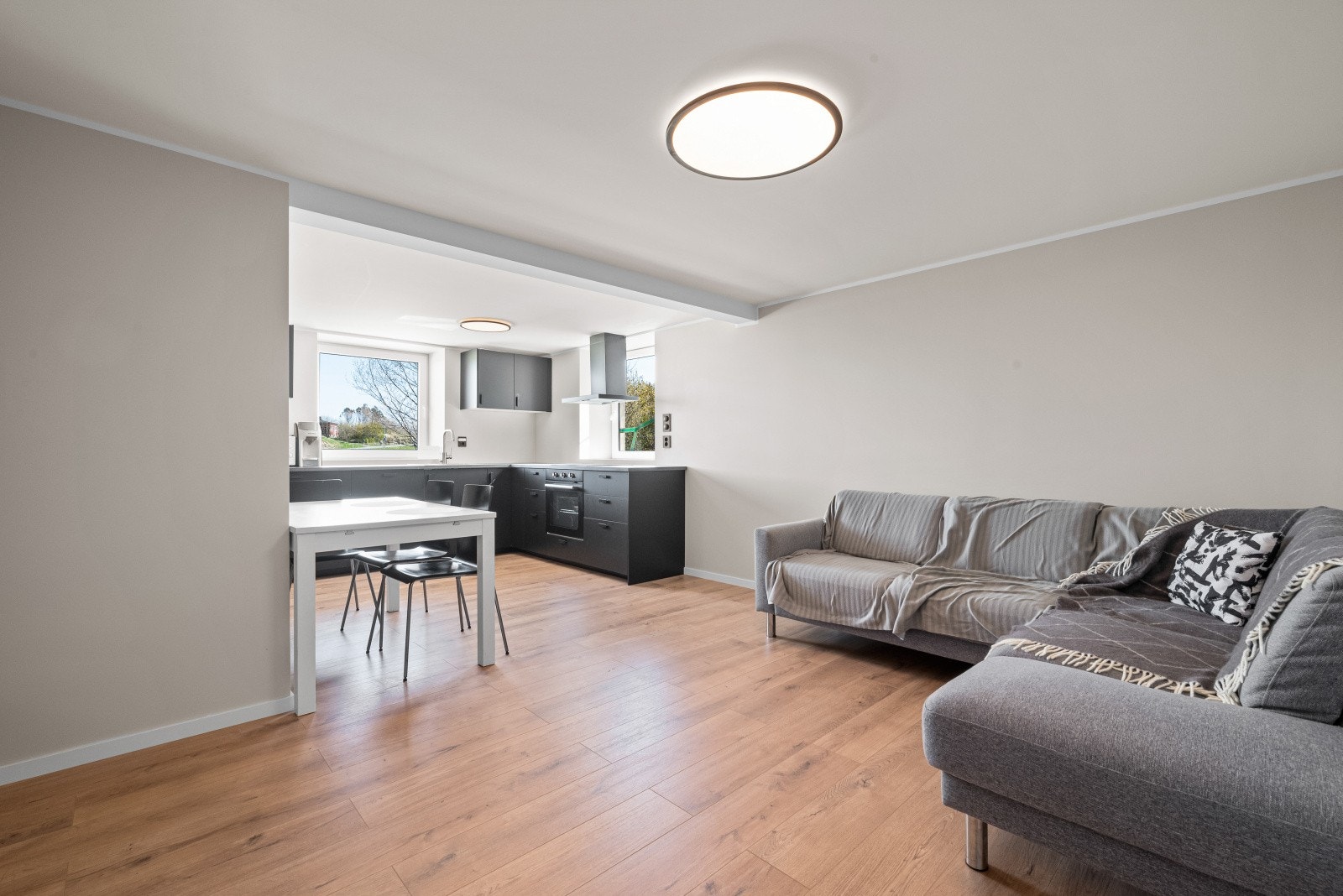 Leiligheten har god planløsning med stue og kjøkken i åpen løsning Galleribilde