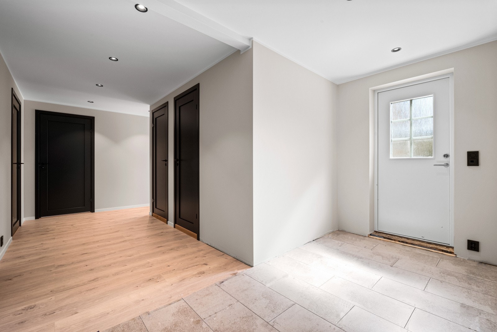 Entreen gir et flott førsteinntrykk av boligen med dus farge på vegger, flislagt gulv og downlights i himling Galleribilde