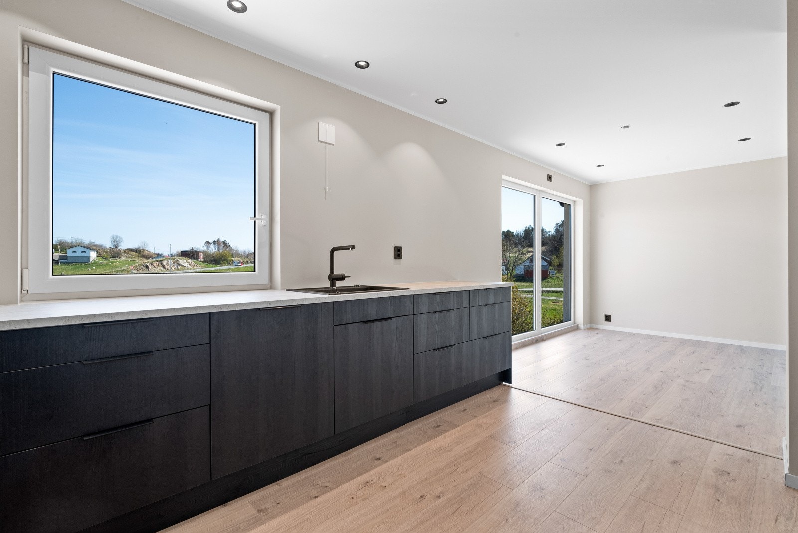 Vindu over kjøkkenbenken gir en lys og trivelig arbeidssone Galleribilde