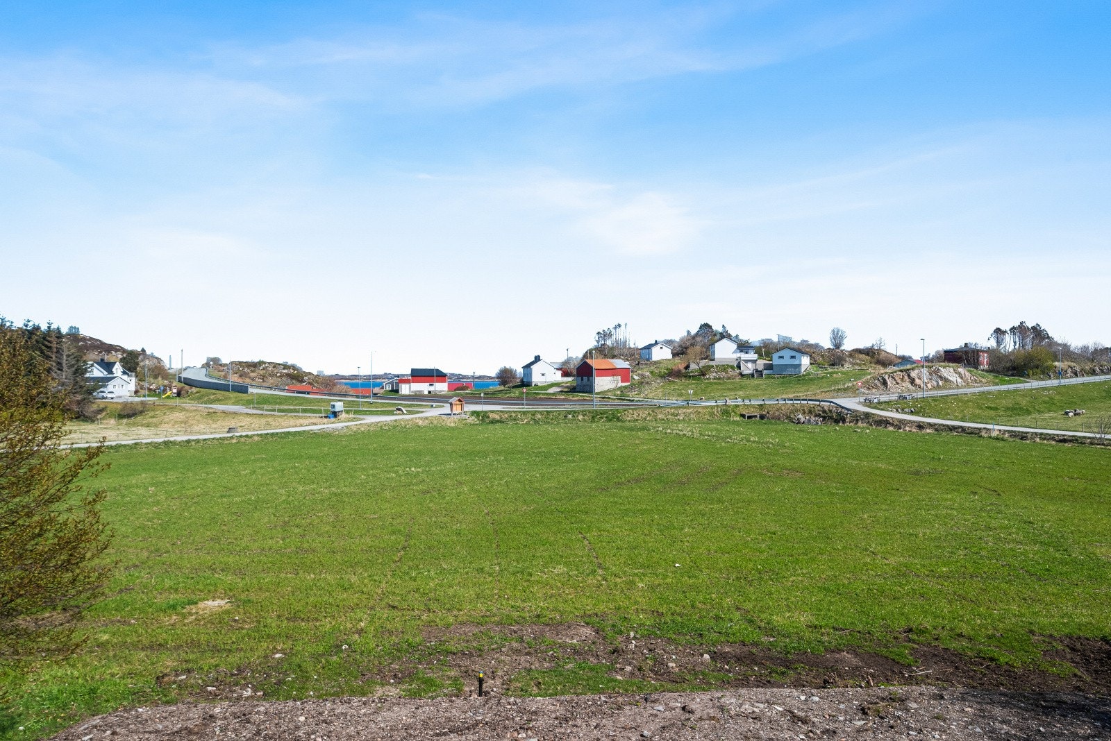 utsikt mot sjø og landlige omgivelser Galleribilde