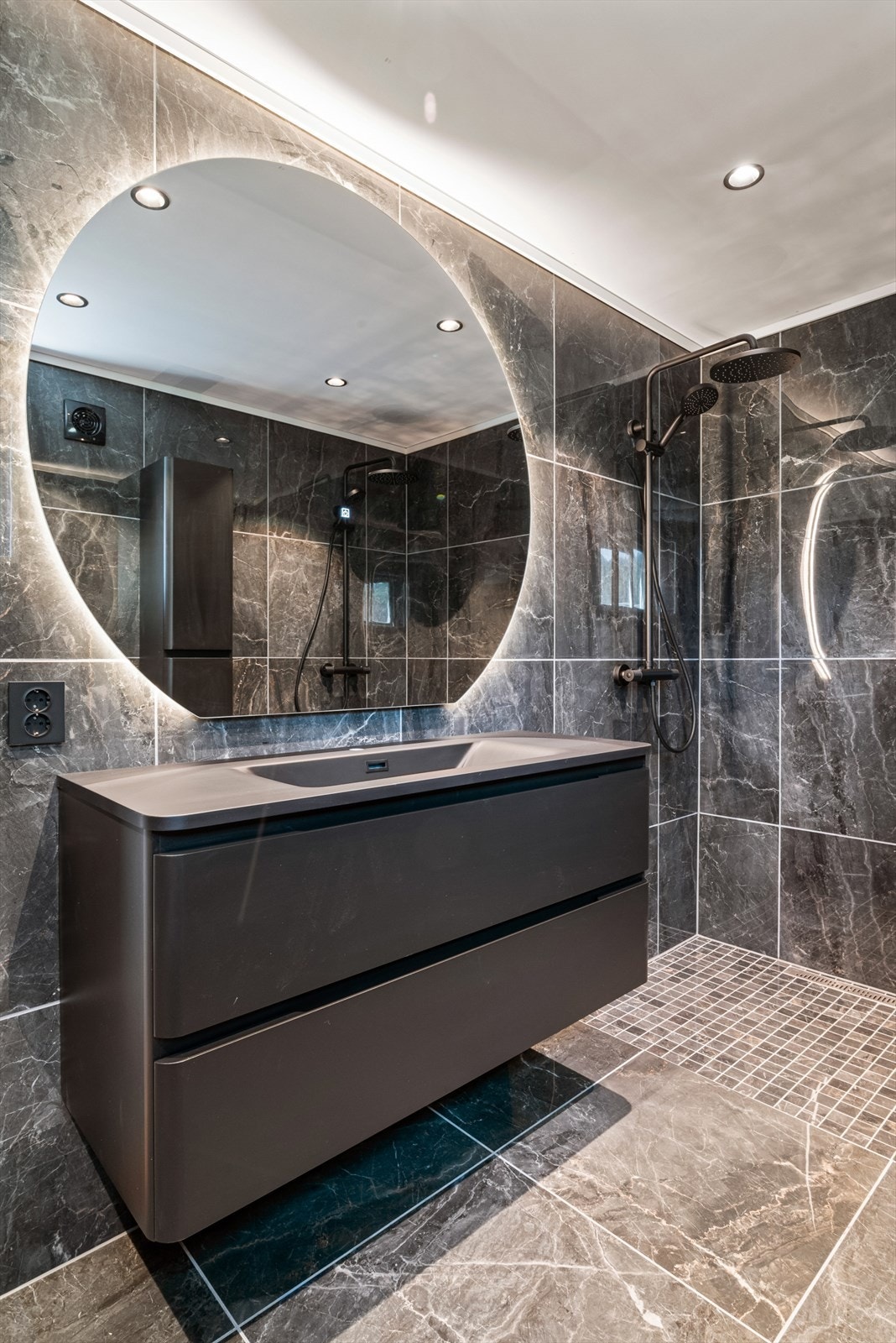 Badet har overflater fra 2023 og er et lekkert spa-bad med moderne farge- og materialvalg Galleribilde