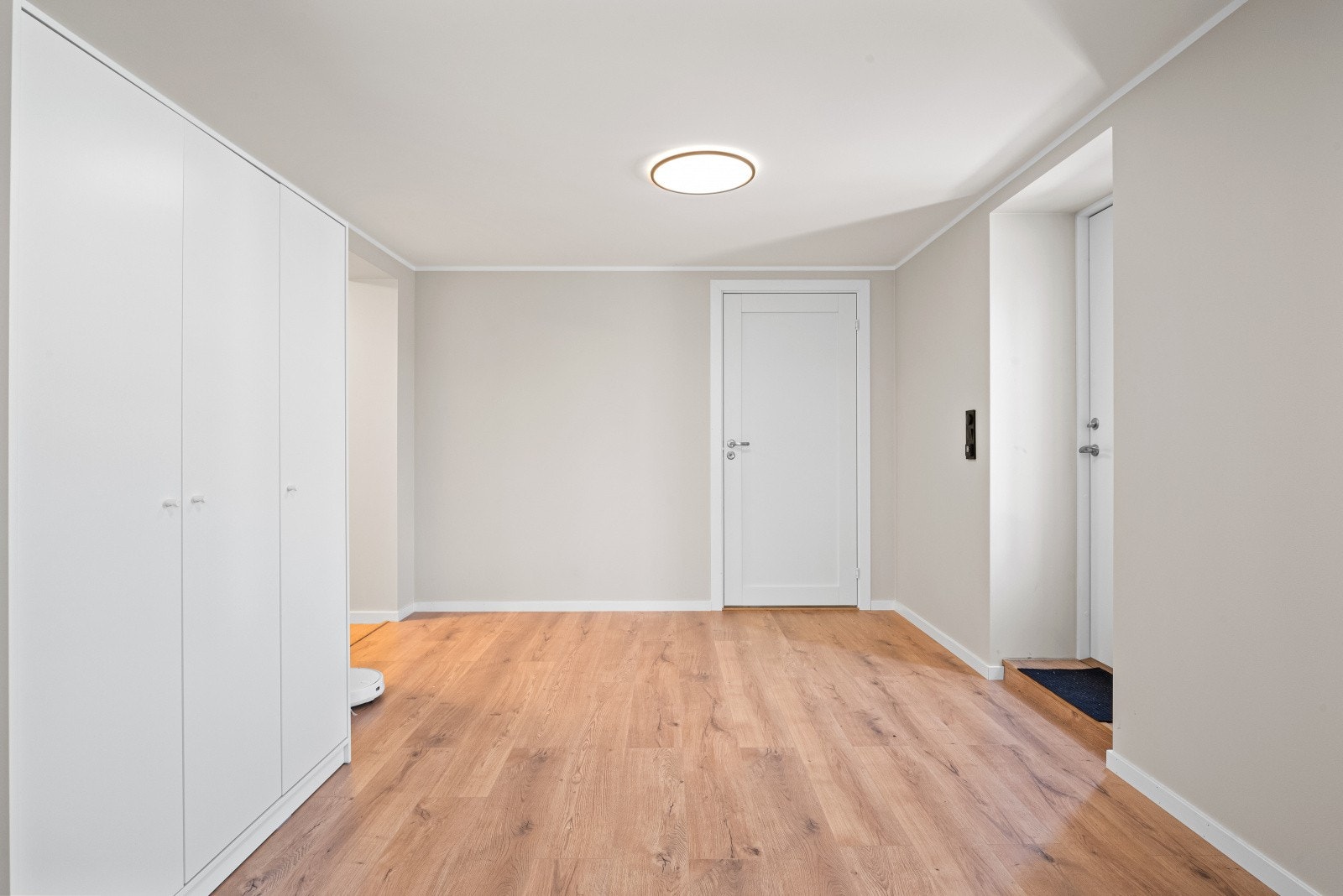 Leiligheten i underetasjen er etterisolert med ny påstøp og varmekabler i de fleste rom Galleribilde