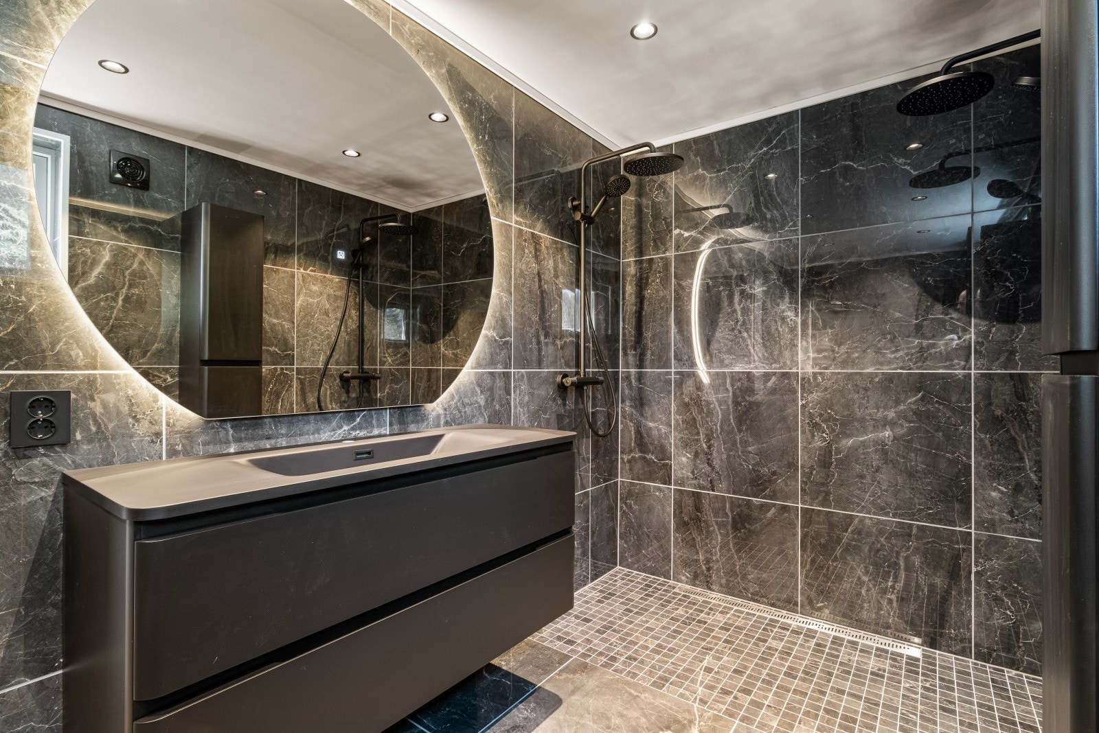 I enden av rommet er det etablert en nydelig dobbeldusj med sorte håndgarnityrer og regnfallsdusjer Galleribilde