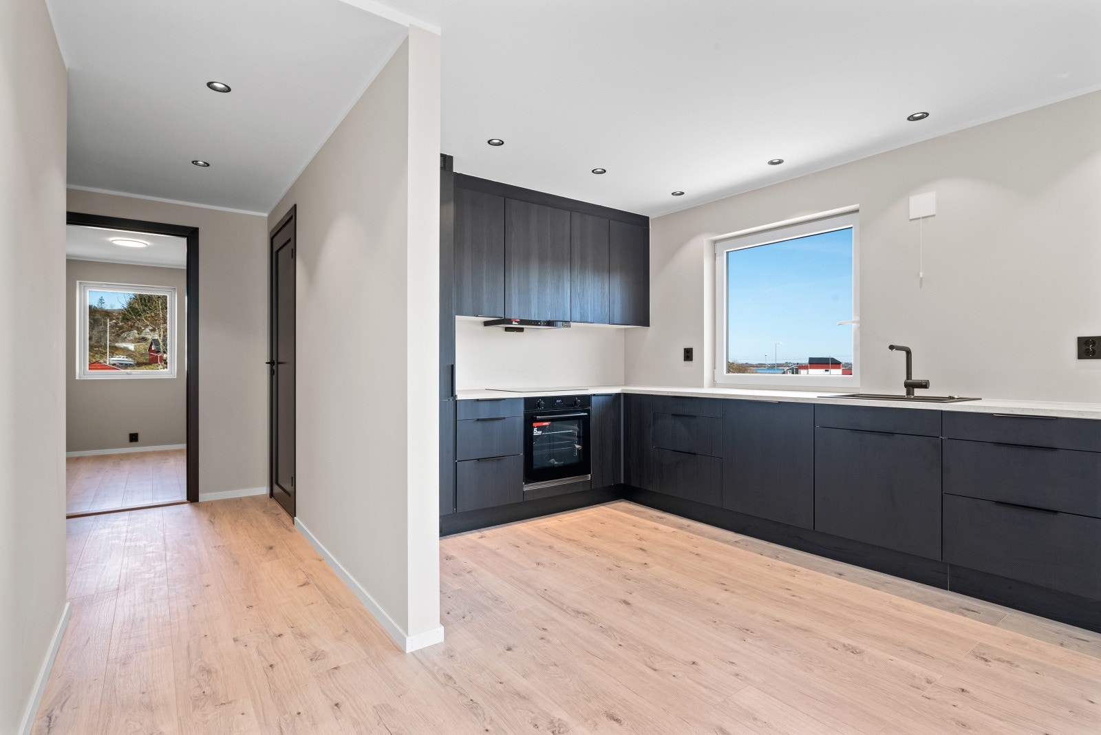 I kjøkkeninnredningen er det rikelig med integrerte hvitevarer fra 2023 Galleribilde