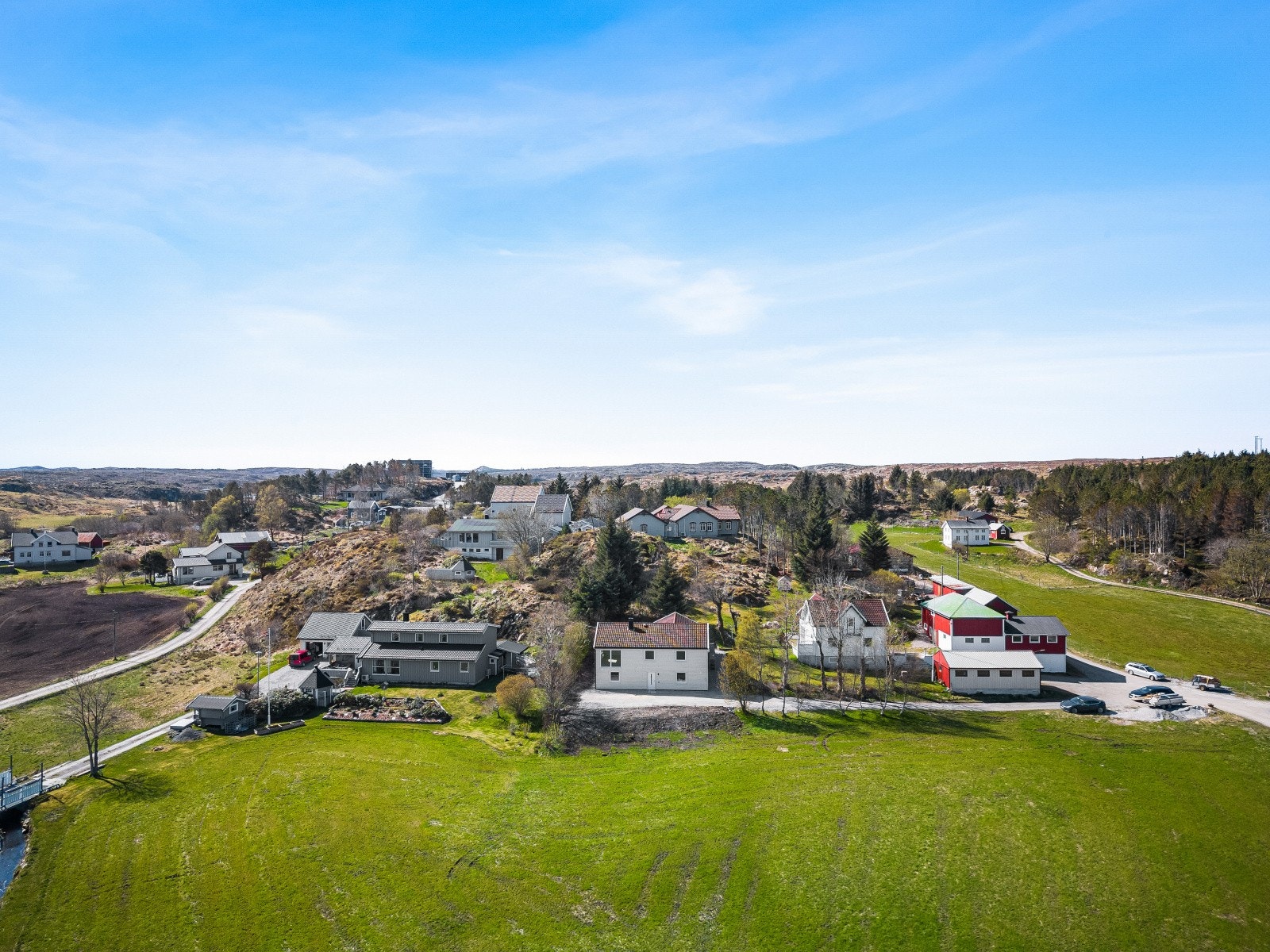Det er kun fire minutter med bil inn til Sistranda som har matbutikker, samt barnehage og skoler for alle trinn Galleribilde
