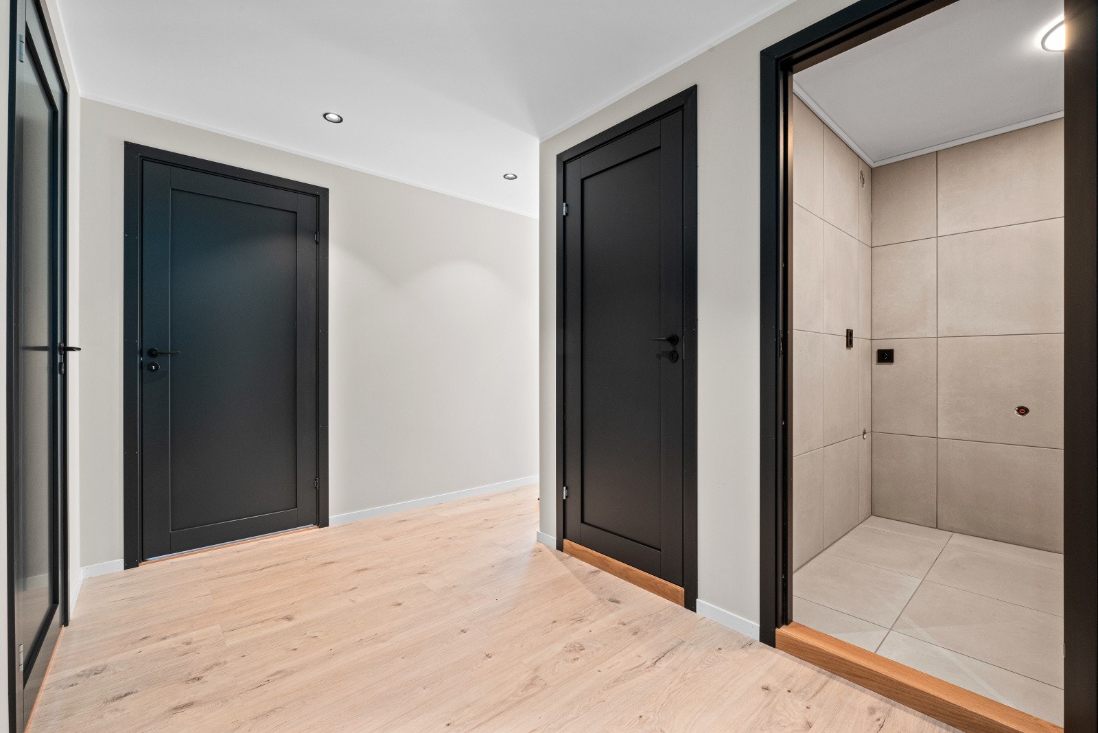 Boligen er gjennomført i stilen med sorte stikk, karmer og dører i første etasjen Galleribilde