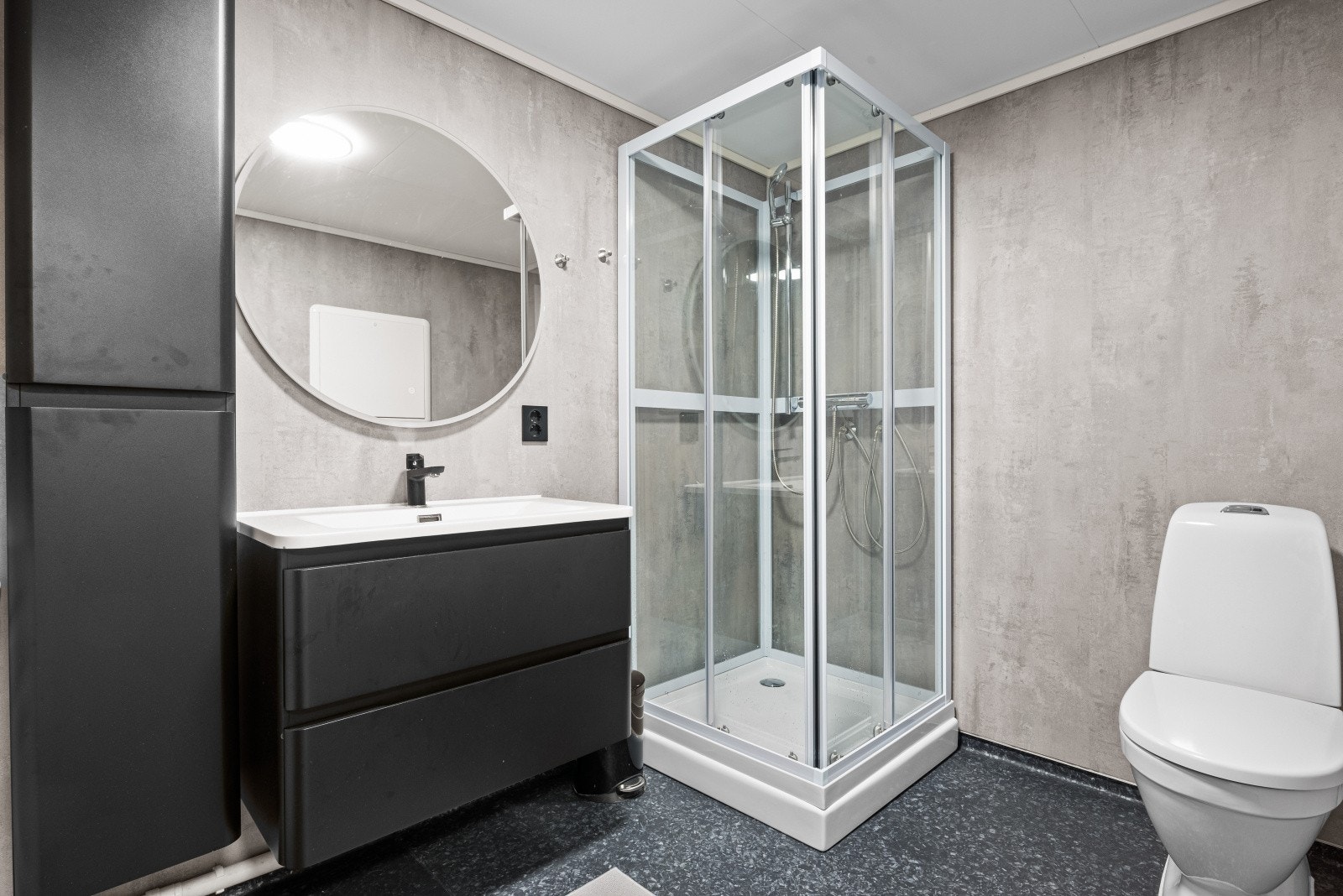 Badet i underetasjen er fra 2023 og har både toalett, dusjkabinett og opplegg for vaskemaskin Galleribilde