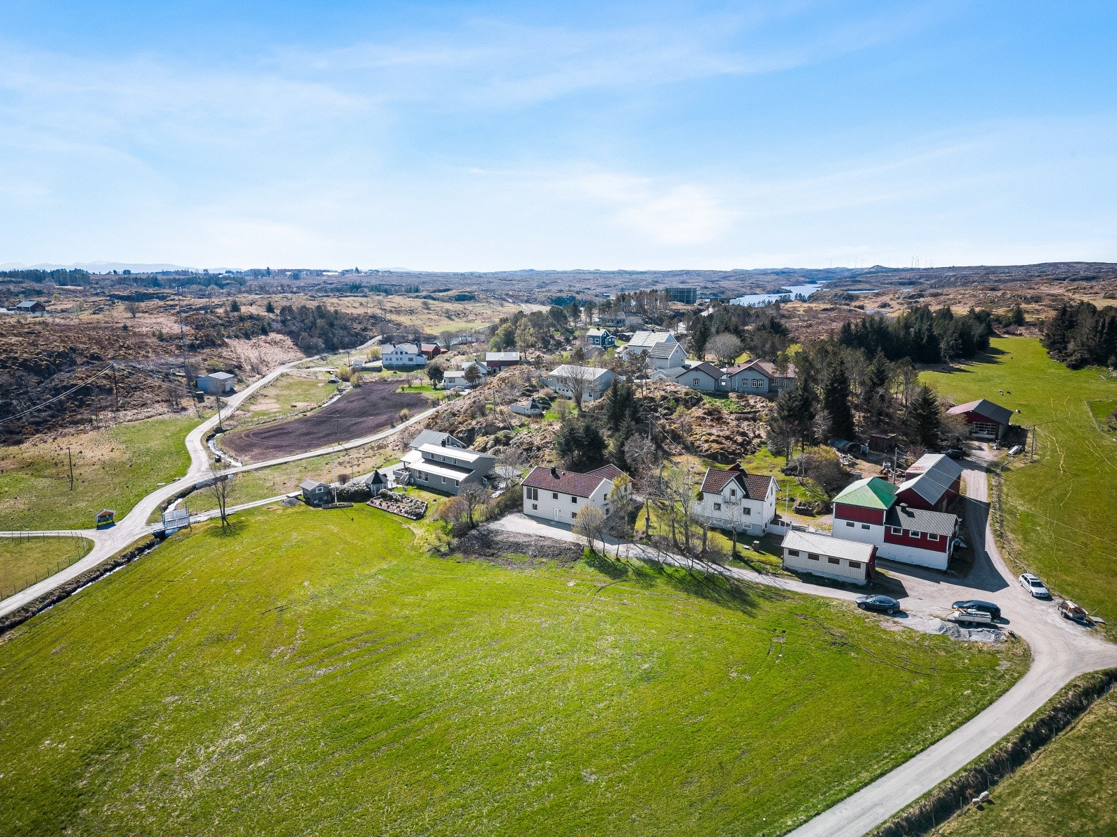 Eiendommen ligger fint plassert i et trivelig, lite nabolag med sol fra morgen til tidlig ettermiddag Galleribilde