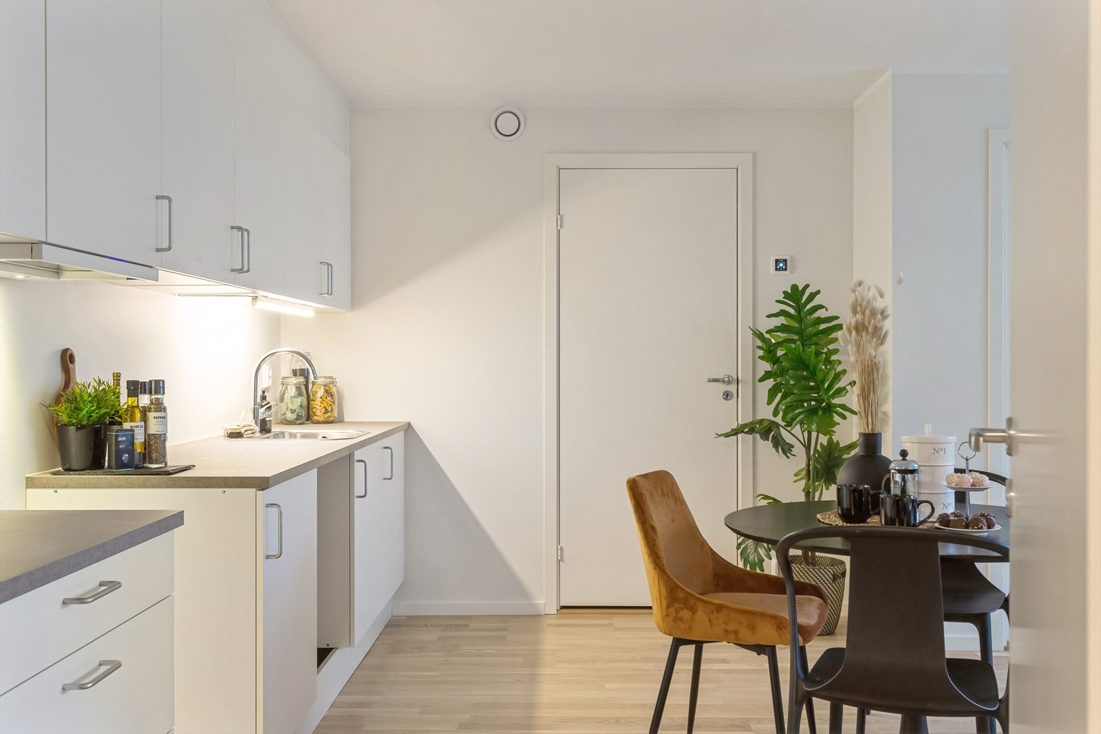 Kjøkkeninnredning og plass til spisebord Galleribilde