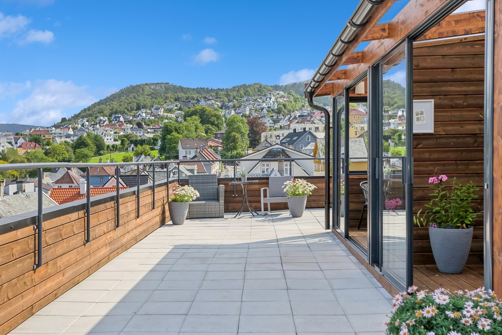 Sommerbilder av felles takterrasse Galleribilde