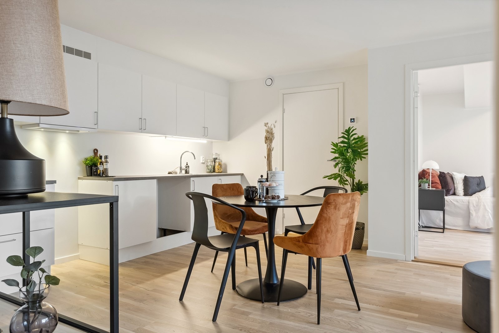 Del av stue og kjøkken Galleribilde