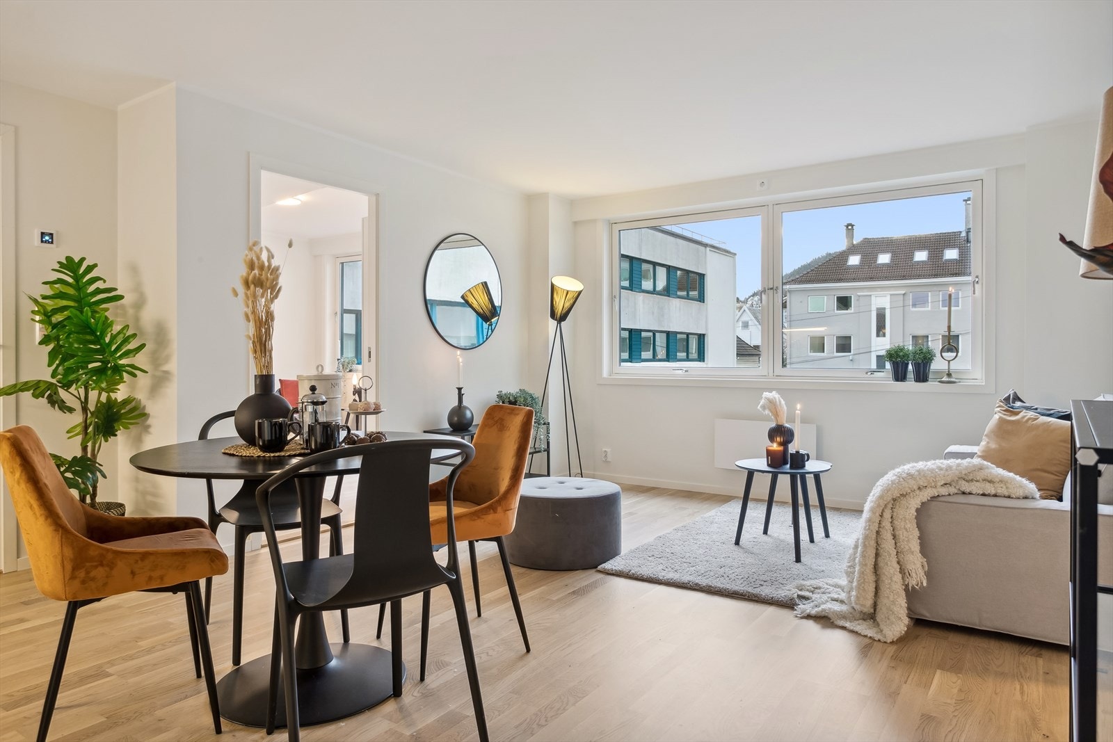 Stue med plass til sofa og spisebord Galleribilde