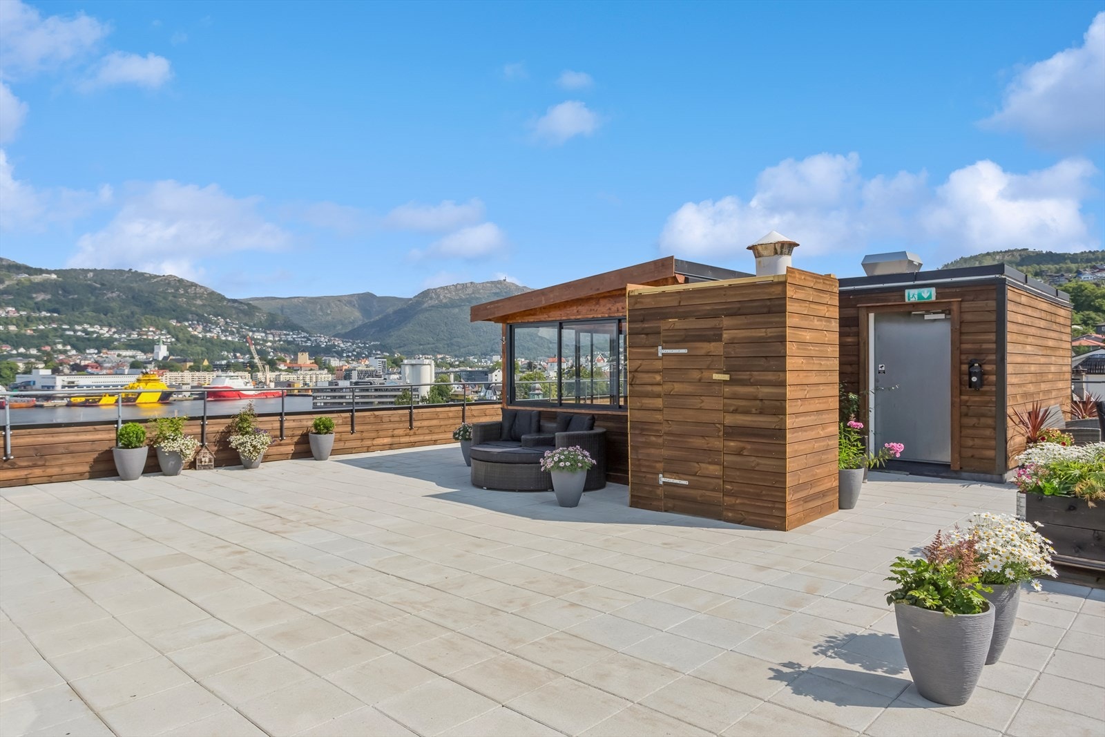 Sommerbilder av felles takterrasse Galleribilde