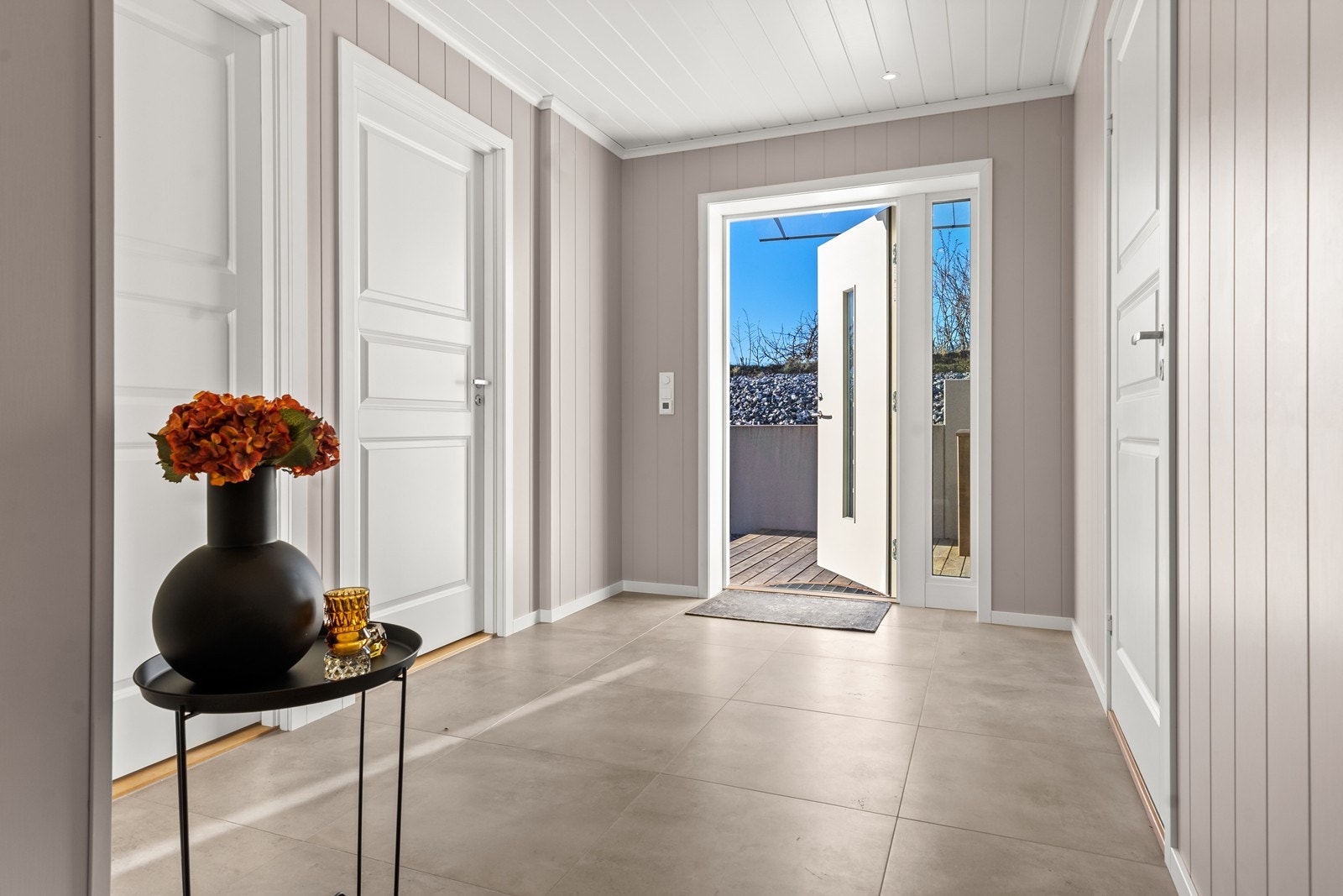 Stor hall i underetasje med fliser og varmekabler på gulv Galleribilde