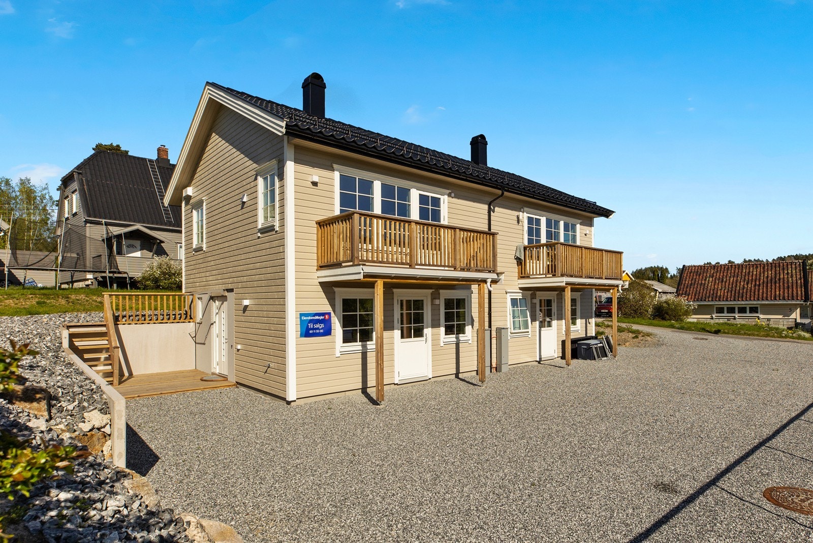 Eiendommen er den innerste delen av en vertikaldelt tomannsbolig som er nyoppført i 2024. Galleribilde