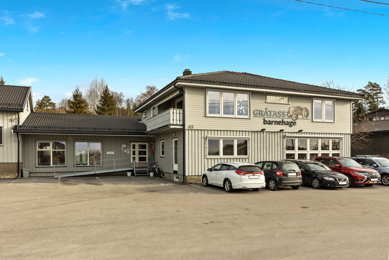 Gråtass barnehage ligger i kort gangavstand fra eiendommen. Galleribilde