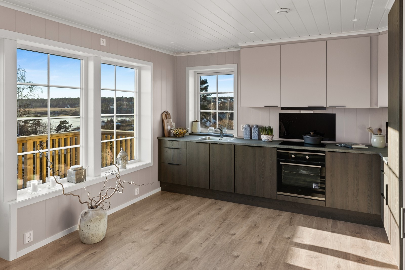 Fra kjøkkenet er det fin utsikt mot Hunnebonn Galleribilde