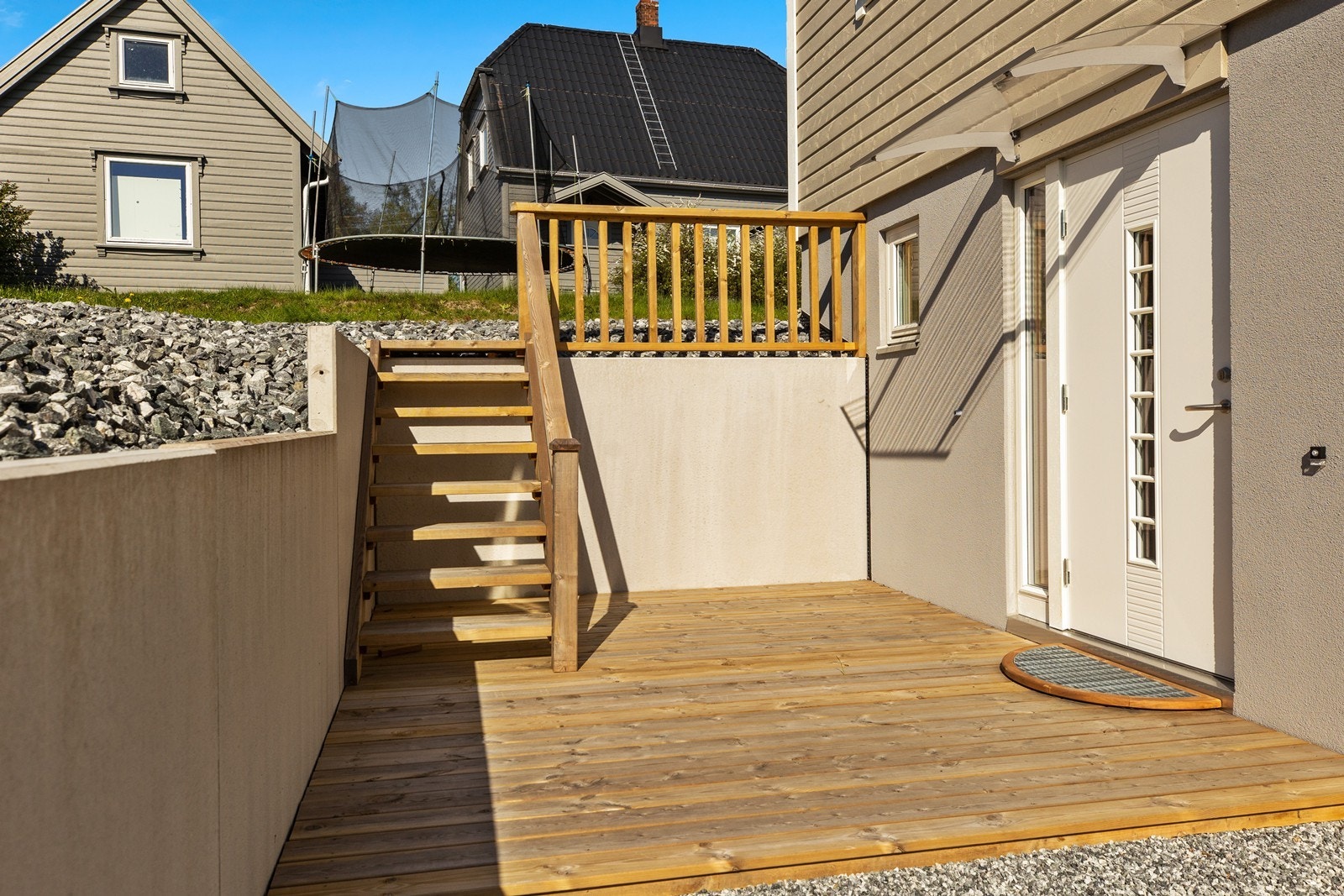 Boligen har en hyggelig sydvestvendt platting ved inngangspartiet Galleribilde