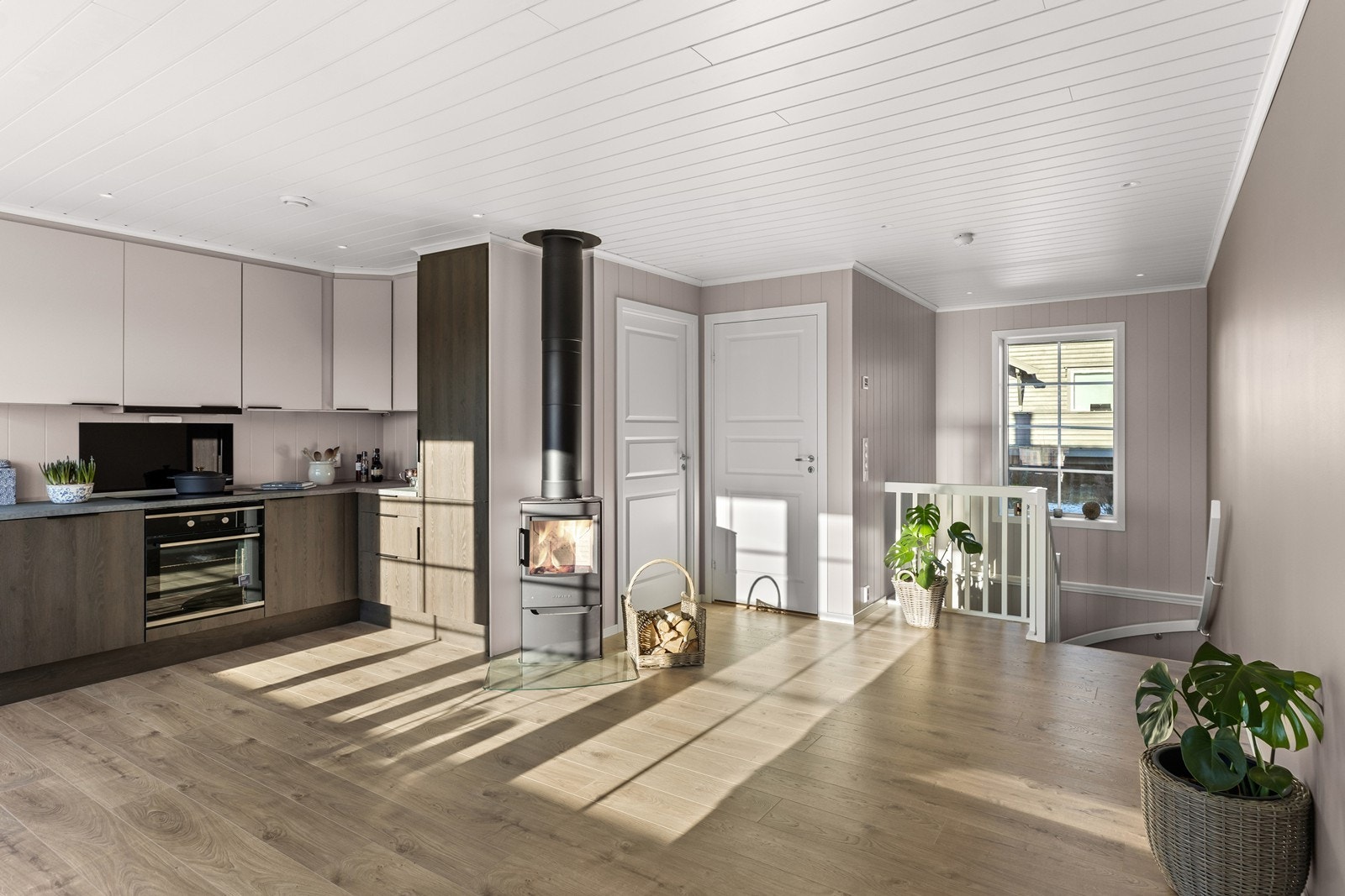 Det er plass til både sofa- og spisegruppe Galleribilde