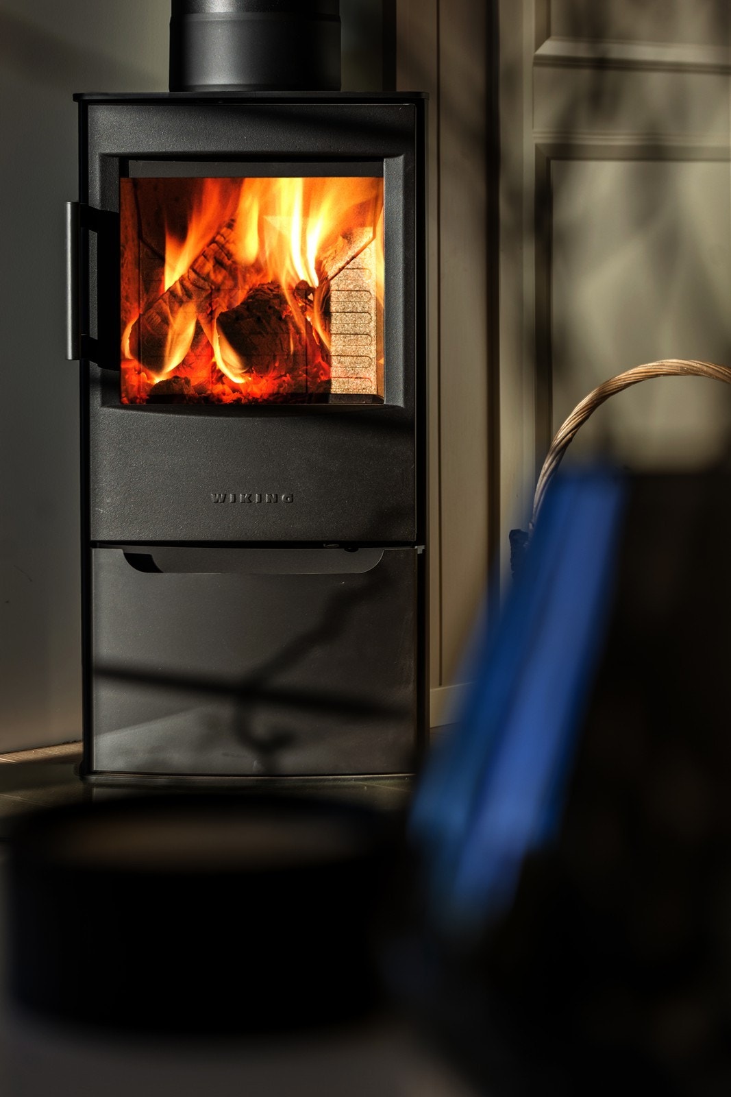 Sentralt i stuen/kjøkkenet er det peisovn for lun oppvarming Galleribilde