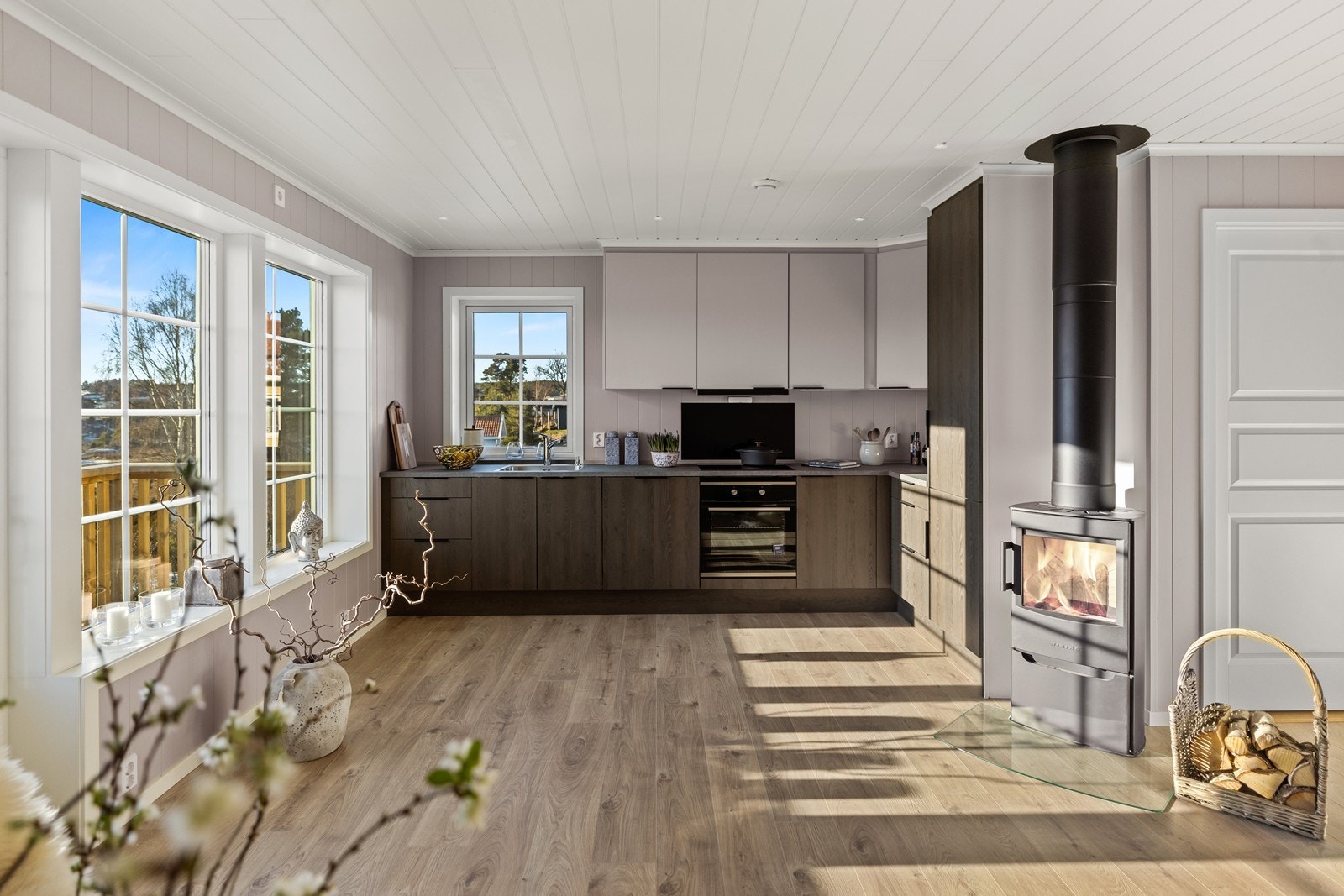 2 etasje er boligens sosiale sone og inneholder en åpen stue-kjøkkenløsning, toalettrom og soverom. Det er også loft med mulighet for lagring. Galleribilde